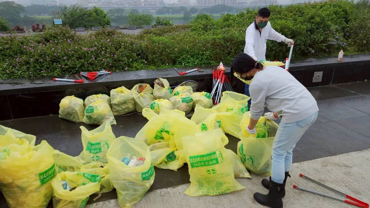 1,549人響應守護山林溪 北市兩日清出110公斤廢棄物 1,549人響應守護山林溪 北市兩日清出110公斤廢棄物