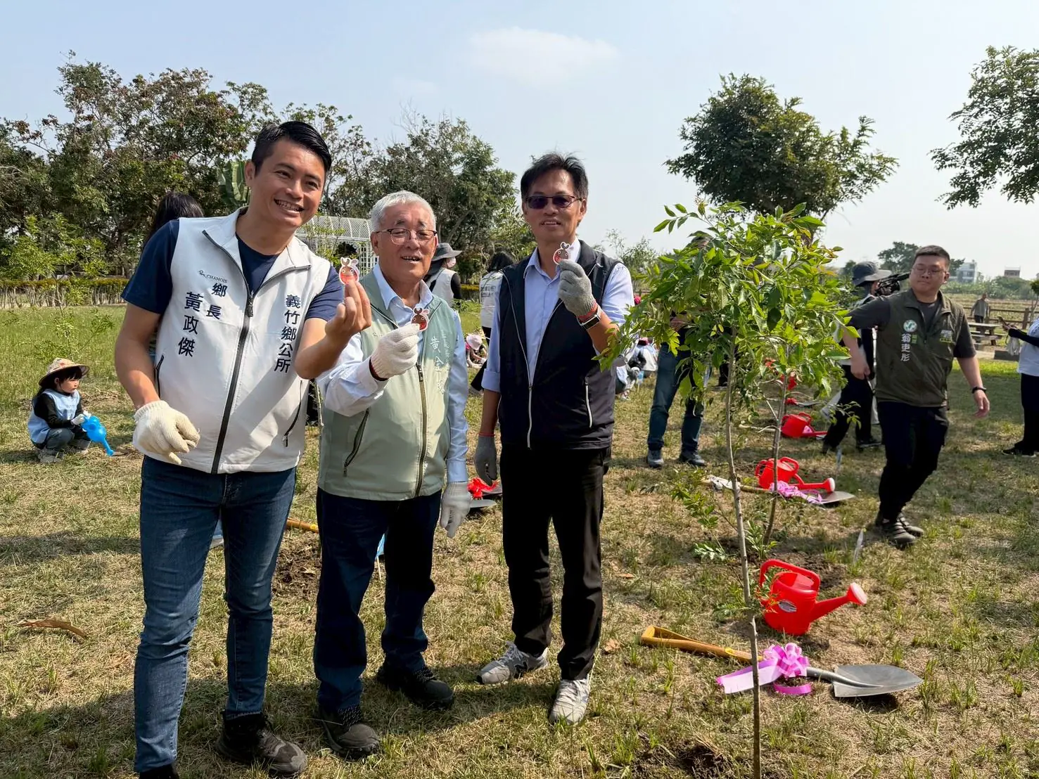 義竹鄉村里清潔大作戰 齊聚公園共植綠意 義竹鄉村里清潔大作戰 齊聚公園共植綠意