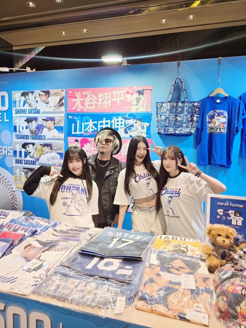 迎接WBC棒球熱潮!「港仔台爸」金鐘主持張啟樂、啦啦隊女神宛宛、饒舌歌手ZX 登MLBPA官方授權商品登快閃店 左起-藝人周佳郁(阿攀)、台灣動漫推廣許君君、琵琶女神西西 、歌手Miss布丁,穿上球星大谷翔平聯名潮T。(圖/像素匯 提供)