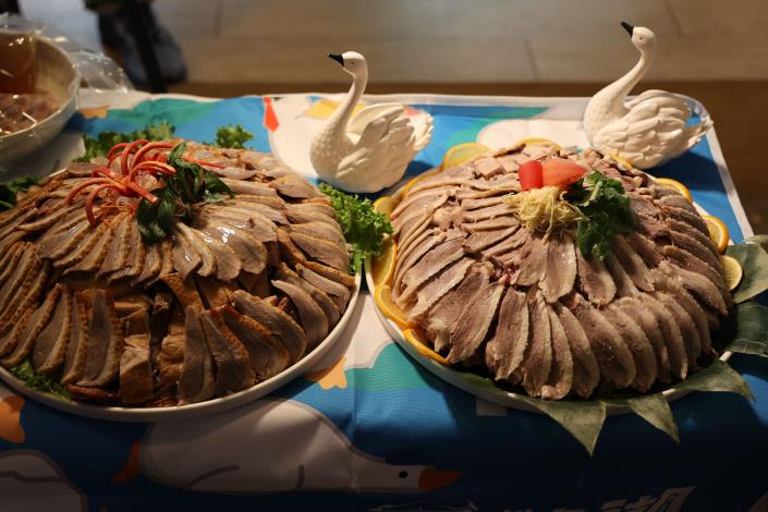 8米巨型天鵝登場 雲林天鵝湖嘉年華嗨翻兒童節 山海連線 生態觀光產業齊串連 本次活動特別串聯在地農畜產資源,假日時不僅有每日限量1,500份的100元『鵝樂券』免費發放,還有每日1,000份鵝肉料理試吃