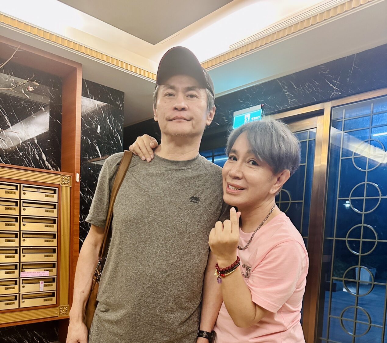 造型大師梵緯跨界出單曲 東方快車傳奇吉他手加持:這首台語歌很不一樣 梵緯(右)邀請「東方快車」傳奇吉他手 楊振華(左)擔任製作人,攜手打造不同以往的台語流行音樂質感。(圖/梵緯 提供)