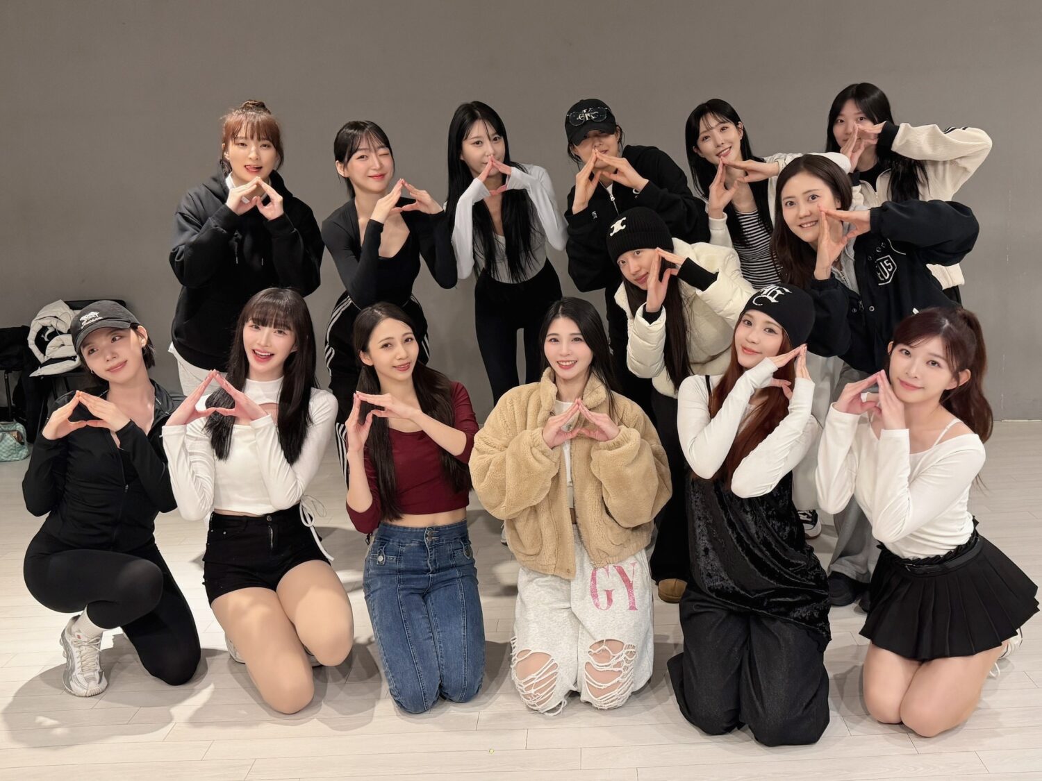 桃氣女孩啦啦隊陸筱晴、穎樂首次海外應援成功 台韓交流助友利排球隊奪勝 桃氣女孩陸筱晴率領穎樂、蔓妮、邦妮與艾麗四位成員前往韓國交流。(圖/影響力動能 提供)