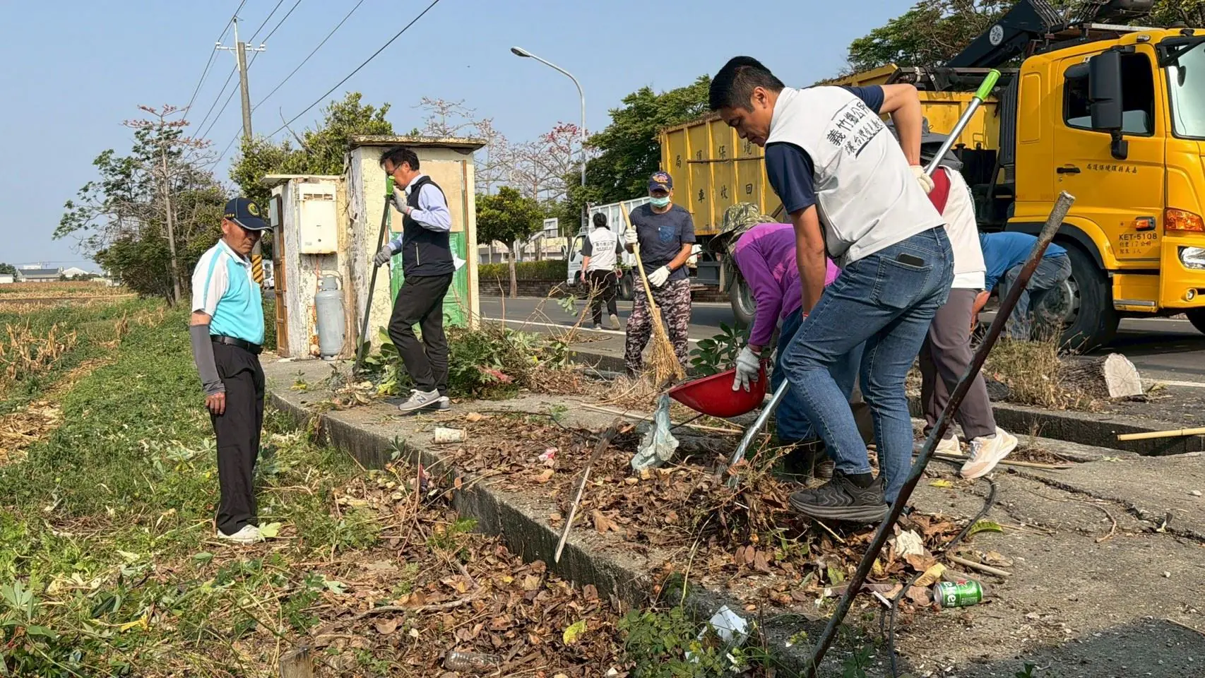 義竹鄉村里清潔大作戰 齊聚公園共植綠意 義竹鄉村里清潔大作戰 齊聚公園共植綠意