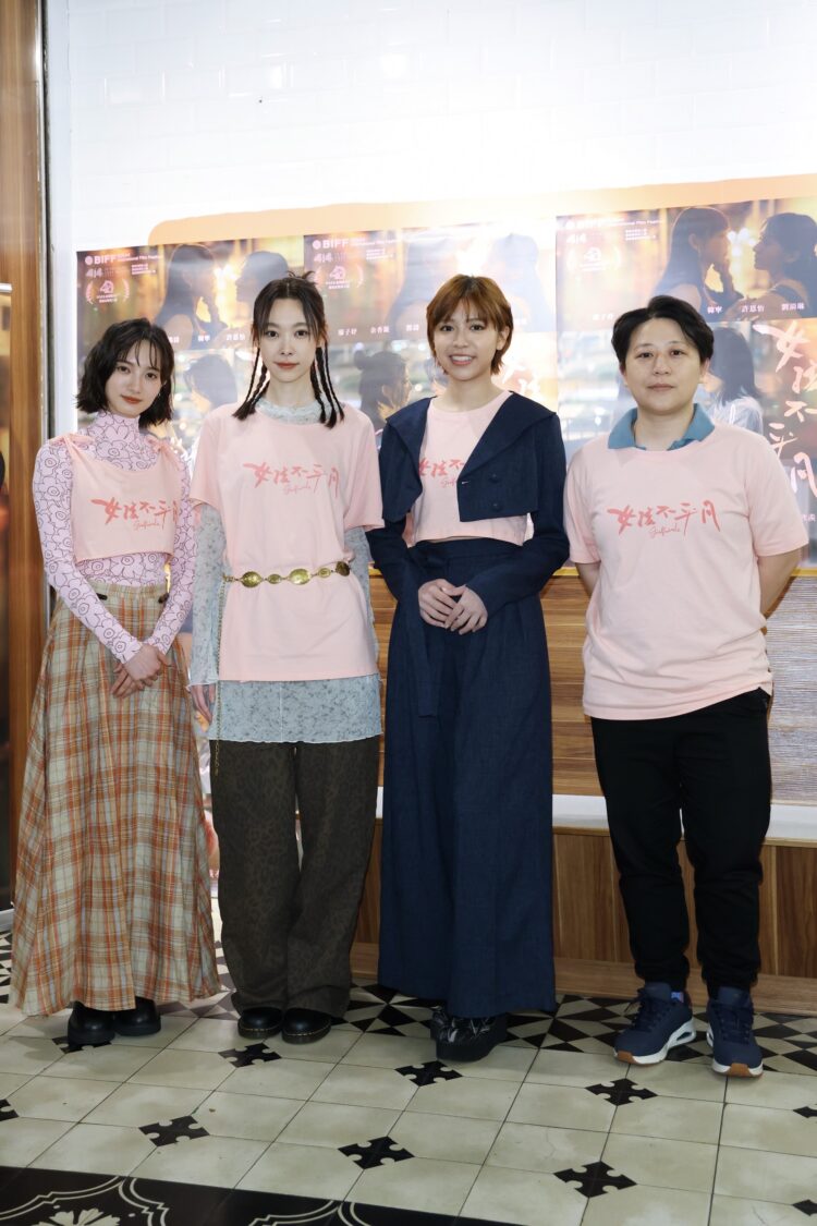 導演徐欣羨、台灣演員韓寧、陳孟琪、及澳門新秀劉漪琳 跨海譜寫女性戀曲 「女孩不平凡」 導演徐欣羨(右一)台灣演員韓寧(左一)陳孟琪(右二)及澳門新秀劉漪琳(左二)為電影「女孩不平凡」展開宣傳工作。(圖/東哥 攝)