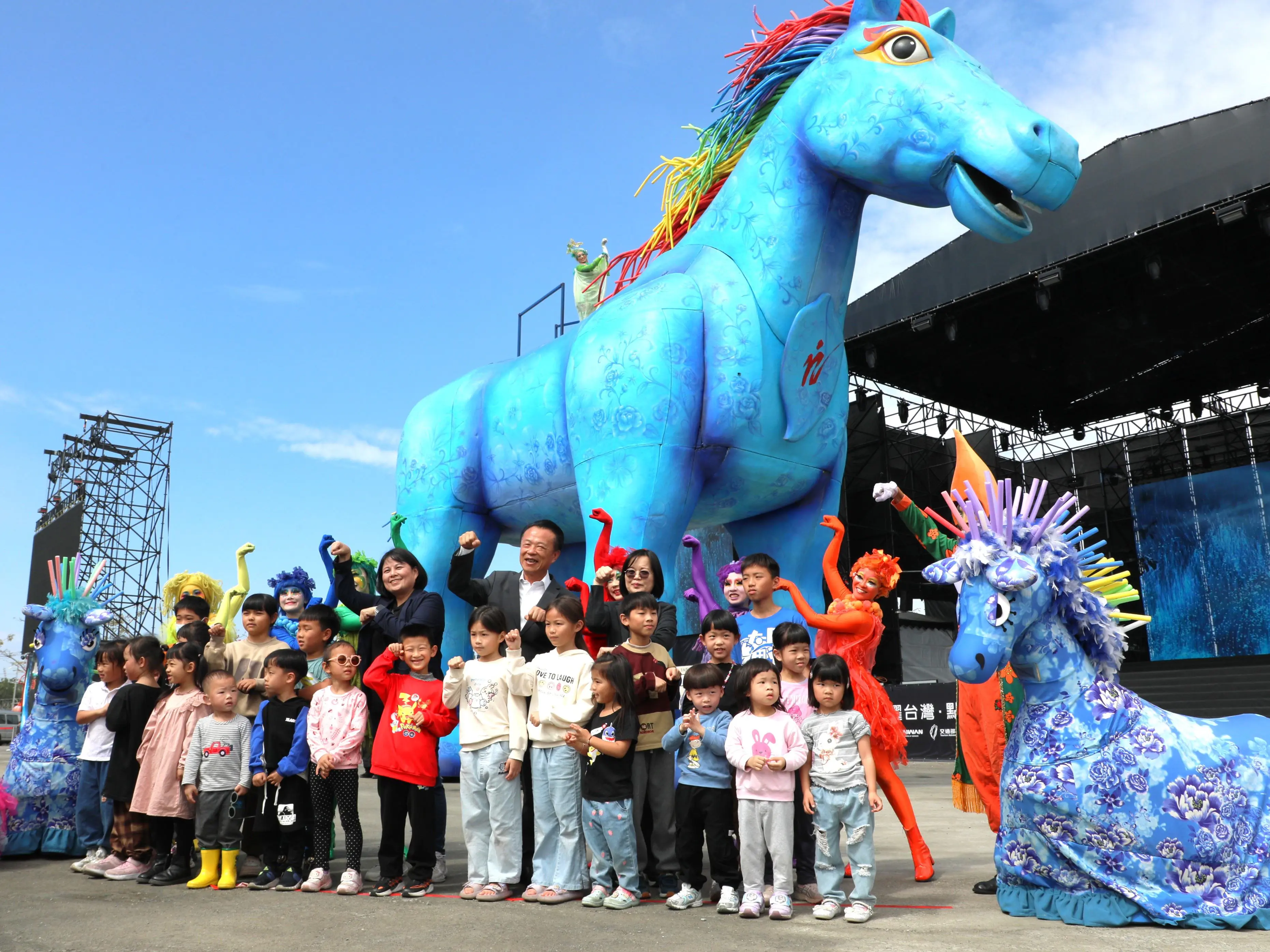 10米高巨型雨馬震撼登場 親子劇燈光秀齊發 點亮嘉義 10米高巨型雨馬震撼登場 親子劇燈光秀齊發 點亮嘉義