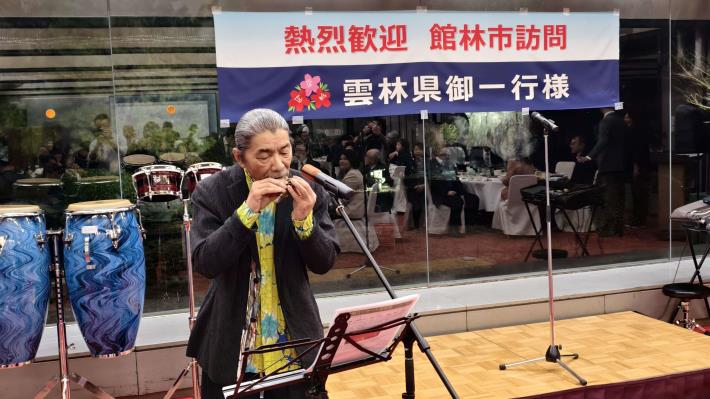 深化「雙林」情誼 縣長張麗善率團訪館林市促文化農業觀光合作 陶笛演奏家宗次郎與打擊樂手佐藤唯史演奏台灣經典名曲《望春風》及鄧麗君代表歌曲《我只在乎你》。