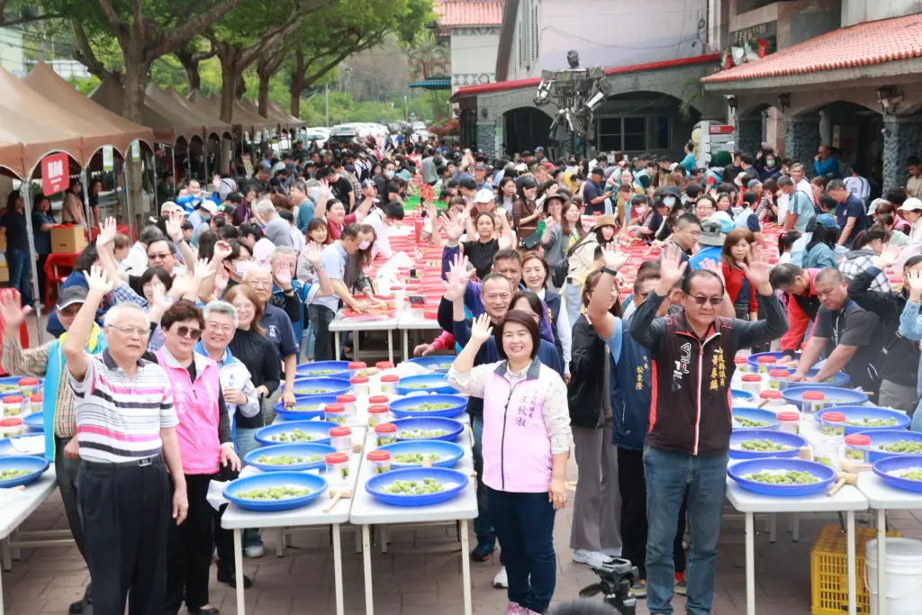 南投梅子節推廣在地鮮食 許淑華縣長與民眾手作青梅 南投梅子節推廣在地鮮食 許淑華縣長與民眾手作青梅