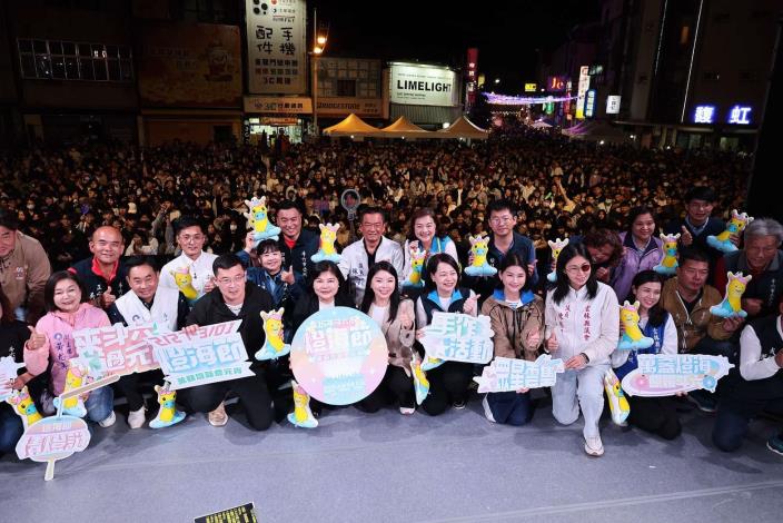 萬盞燈籠點亮太平老街 斗六燈海節熱鬧登場 斗六燈海節今晚熱鬧登場,邀請多位藝人輪番演出,吸引大批民眾參與。