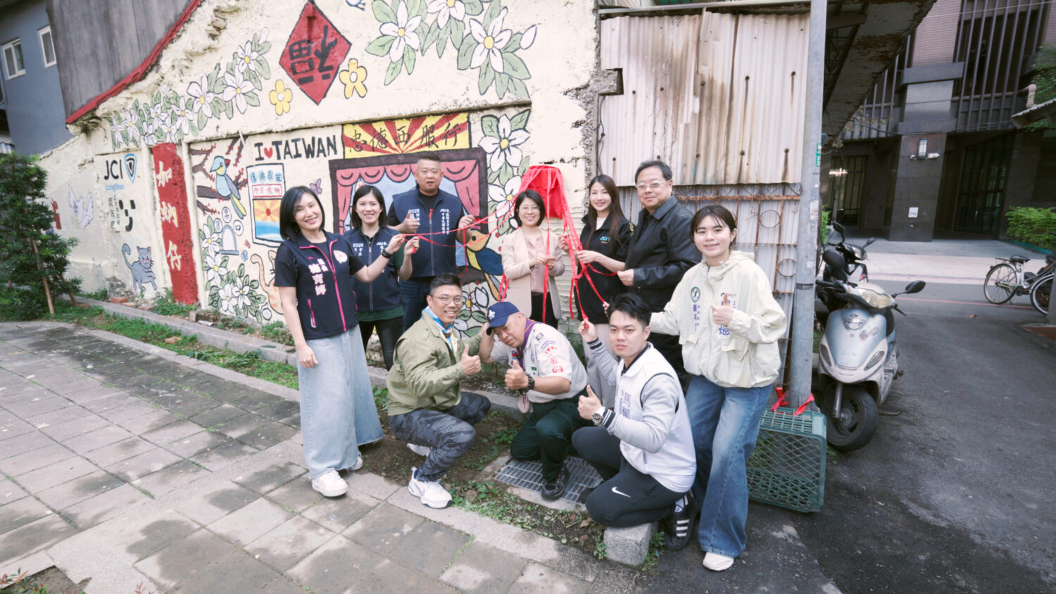 萬華東園巷弄的重生 施育婷里長與青商夥伴用「拾光」點亮被遺忘的街角 隨著「玩美角落」的落成,這股青年的熱血能量將持續延續。(圖/供稿單位 提供)