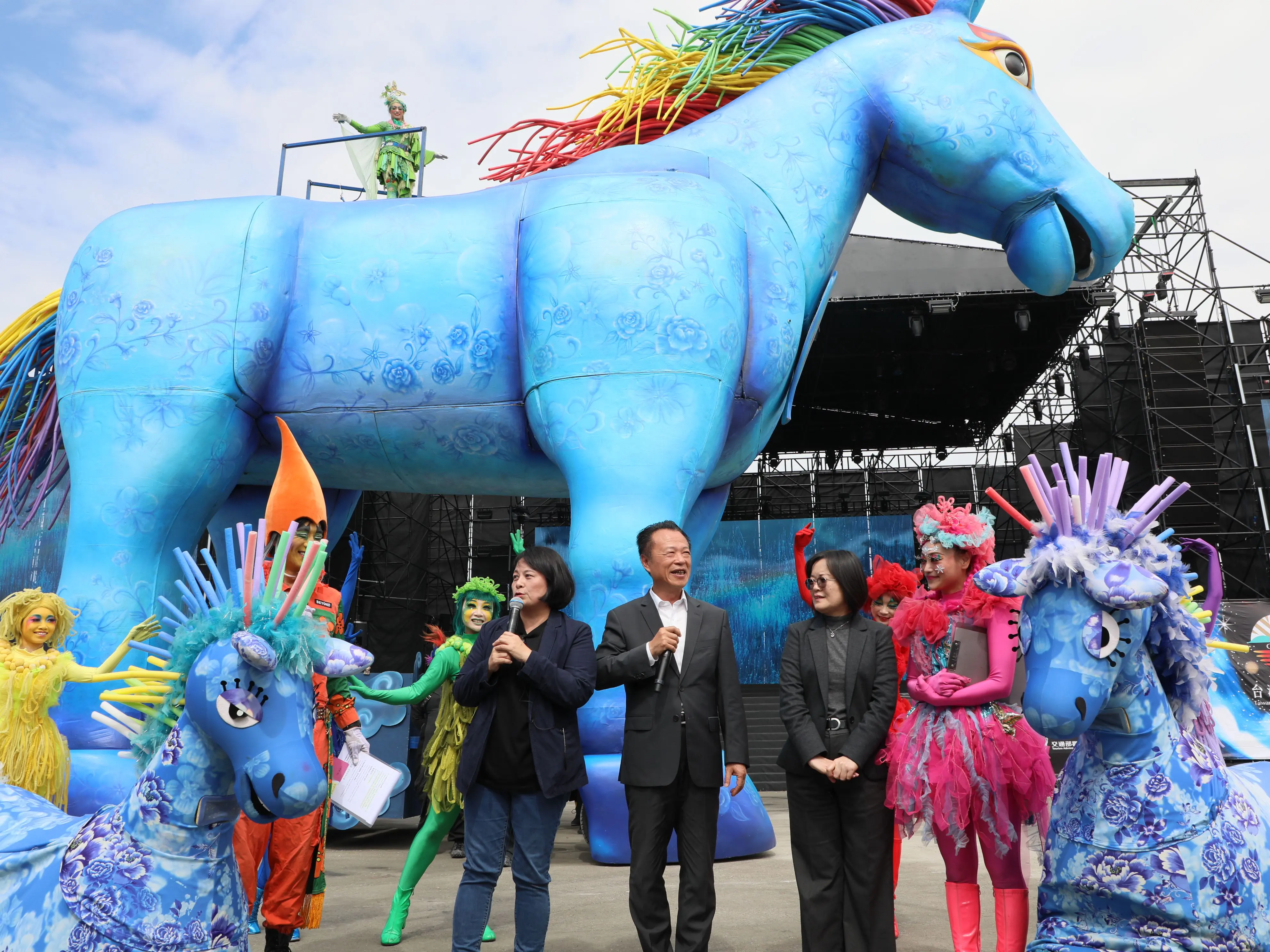10米高巨型雨馬震撼登場 親子劇燈光秀齊發 點亮嘉義 10米高巨型雨馬震撼登場 親子劇燈光秀齊發 點亮嘉義