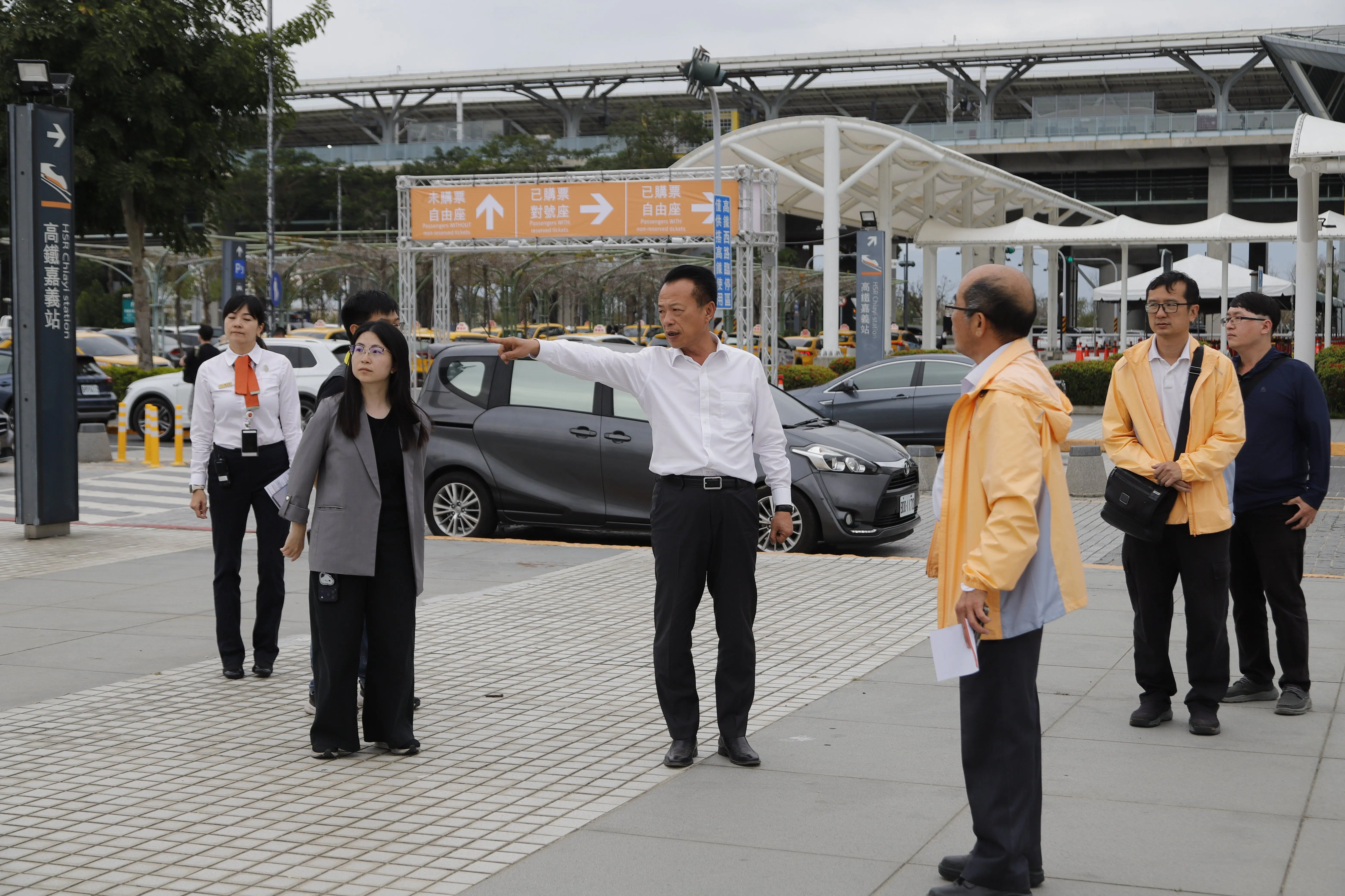 翁章梁試乘接駁車了解燈會接駁運作情形