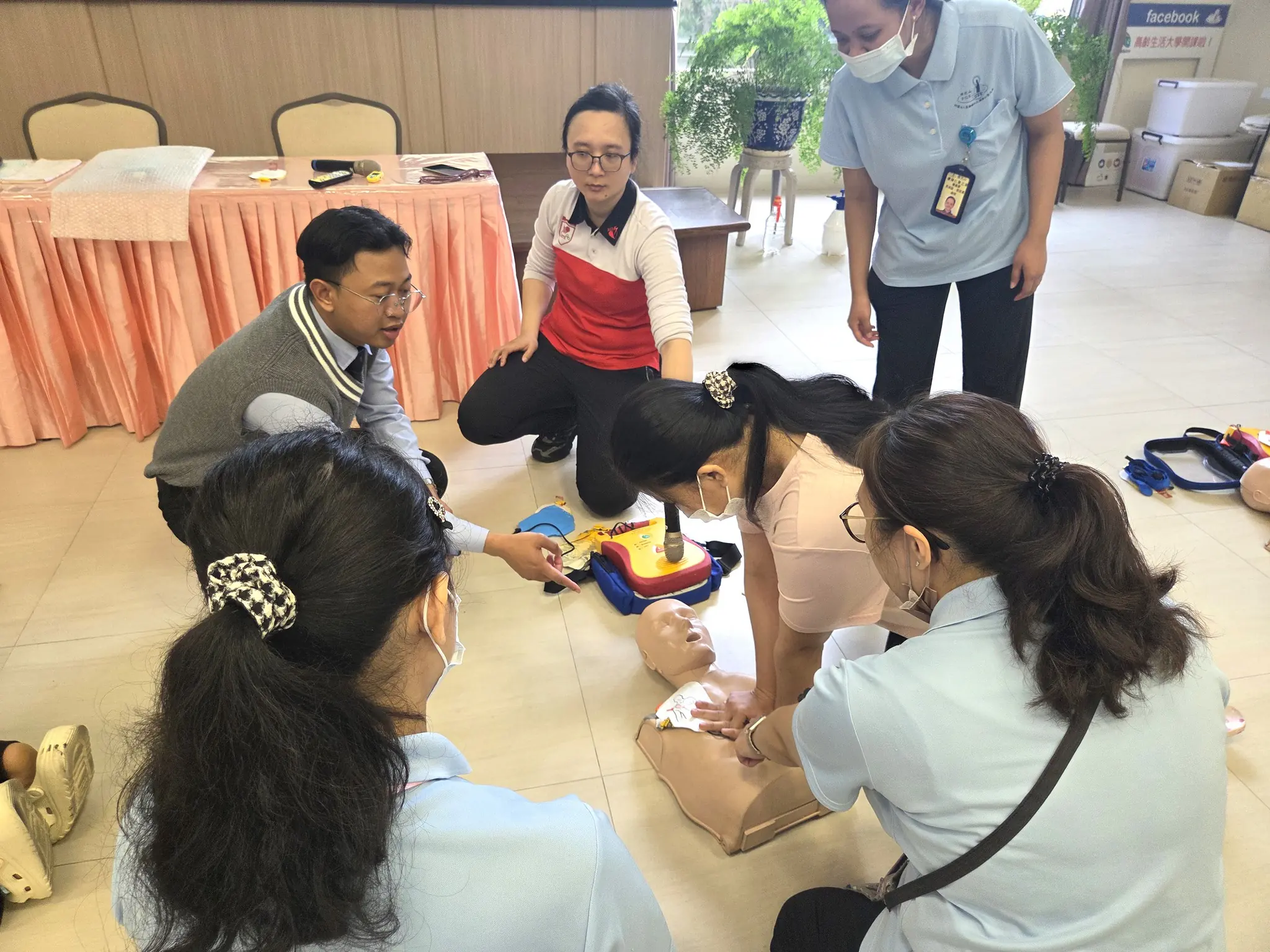 CPR+AED訓練與考試日 蘭陽仁愛之家同仁認真上課實際操作 為長者安全多一份準備 CPR+AED訓練與考試日 蘭陽仁愛之家同仁認真上課實際操作 為長者安全多一份準備