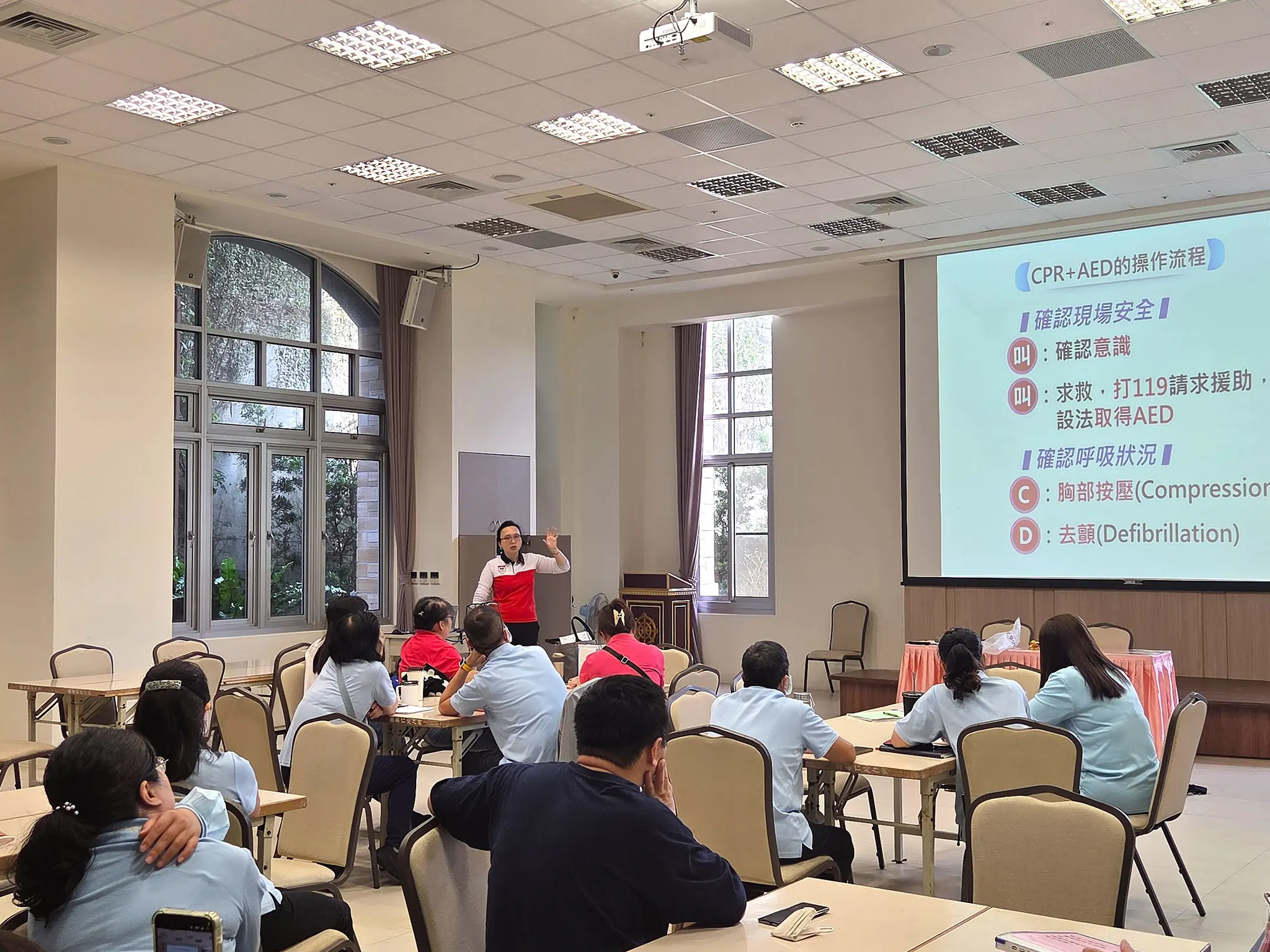 CPR+AED訓練與考試日 蘭陽仁愛之家同仁認真上課實際操作 為長者安全多一份準備 CPR+AED訓練與考試日 蘭陽仁愛之家同仁認真上課實際操作 為長者安全多一份準備