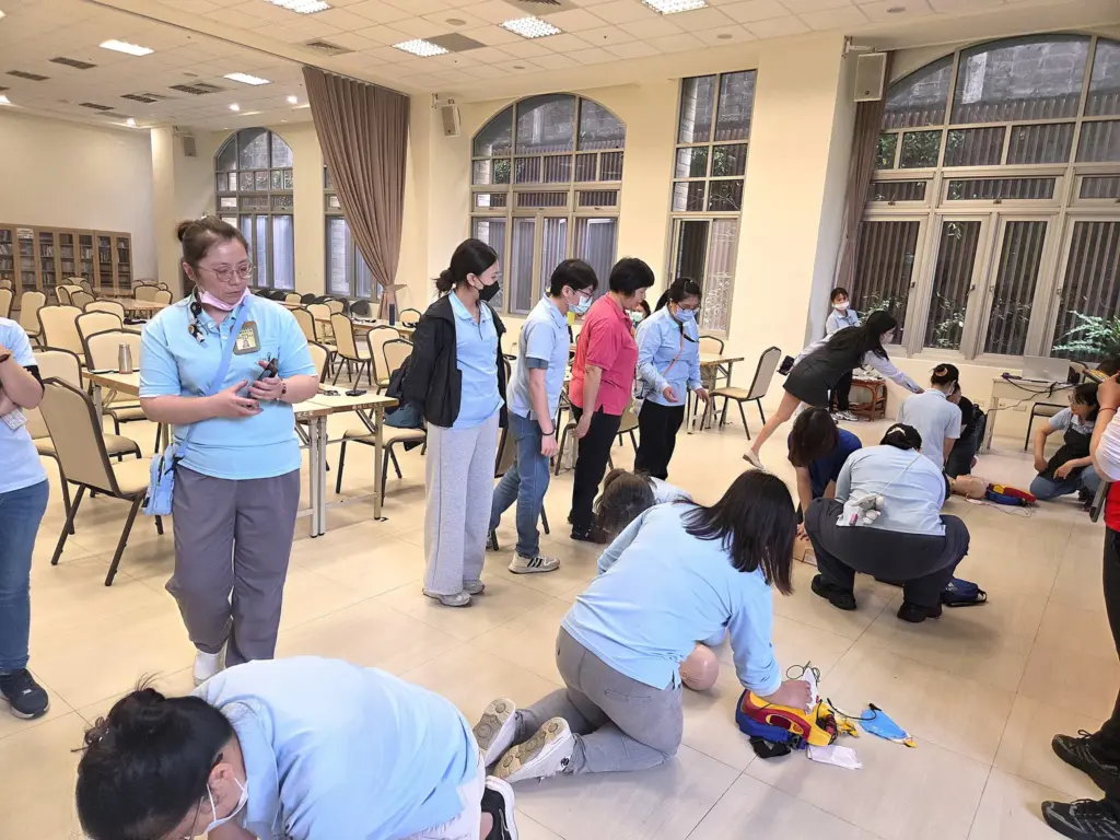 CPR+AED訓練與考試日 蘭陽仁愛之家同仁認真上課實際操作 為長者安全多一份準備 CPR+AED訓練與考試日 蘭陽仁愛之家同仁認真上課實際操作 為長者安全多一份準備