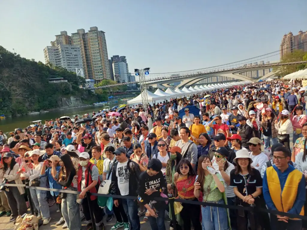 新北泰國潑水節 健康路跑碧潭登場 7千民眾齊聚同樂 新北泰國潑水節 健康路跑碧潭登場 7千民眾齊聚同樂