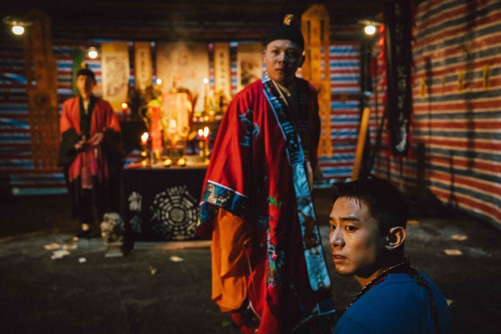 《死亡之握:鬼牽手》同學會變奪命修羅場!嚴正嵐遭怒嗆「你最噁心」 人性黑暗全面引爆 13 7.【圖片提供 網銀國際影視】初孟軒害怕因遊戲而死,偷偷找上道士進行法會