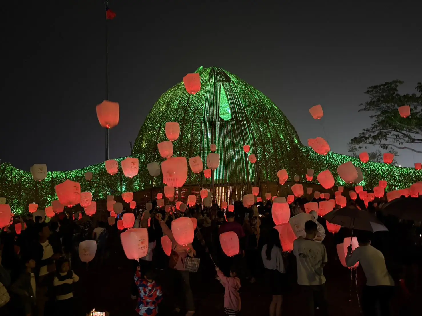 「光之新徑-嘉義夢」×「再。嘉義」燈區正式啟動 率先點亮2026台灣燈會第一道光 「光之新徑-嘉義夢」×「再。嘉義」燈區正式啟動 率先點亮2026台灣燈會第一道光