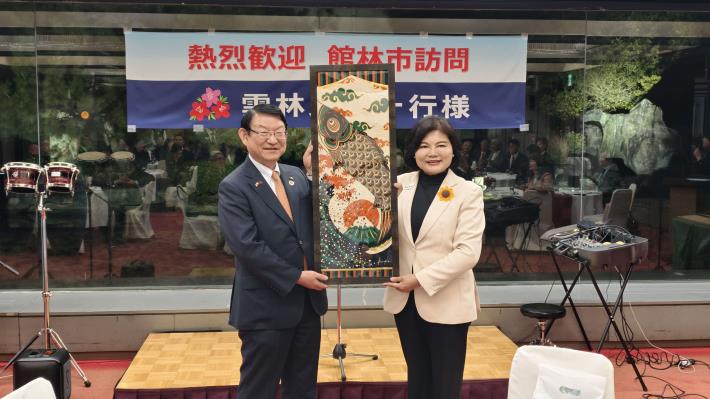 深化「雙林」情誼 縣長張麗善率團訪館林市促文化農業觀光合作 館林市長多田善洋與縣長張麗善互贈禮物,展現兩地好情誼。