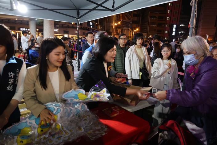 萬盞燈籠點亮太平老街 斗六燈海節熱鬧登場 張麗善縣長等人發送福袋與提燈給民眾,祝福大家新春快樂、元宵平安。