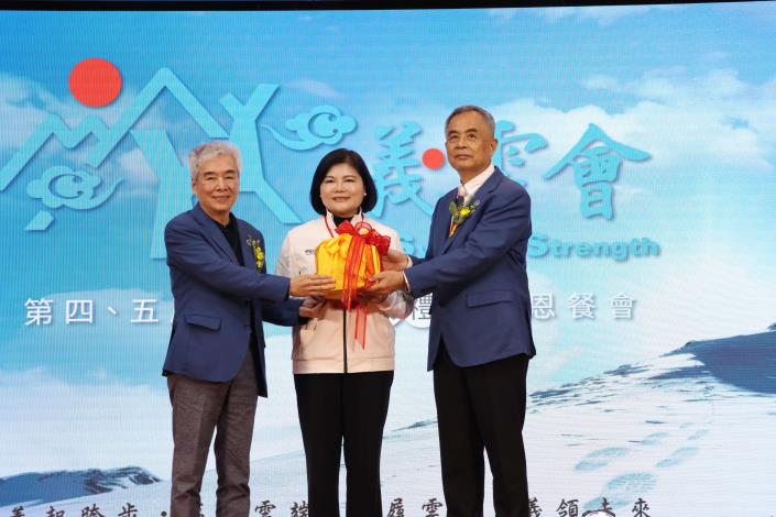 義雲會會長交接 張麗善縣長表達祝賀 並成立縣府因應小組全力協助產業面對關稅衝擊 義雲會會長由霹靂國際多媒體董事長黃文章交予鈺齊國際董事長林文智 交接儀式由雲林縣長張麗善監交