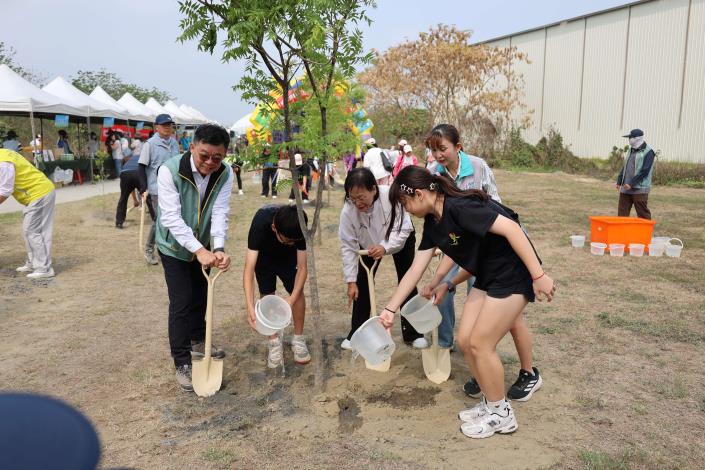 雲縣府於西螺舉辦植樹節活動 大小朋友在埔心安定公園一同種下綠意 大小朋友攜手一同種樹
