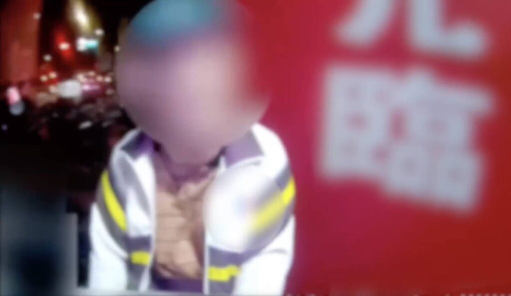 「紙上神來一筆」成關鍵線索 南港警助老翁平安返家 員警尋獲獨坐在騎樓的迷途老翁。(圖/記者薛秀蓮 翻攝)