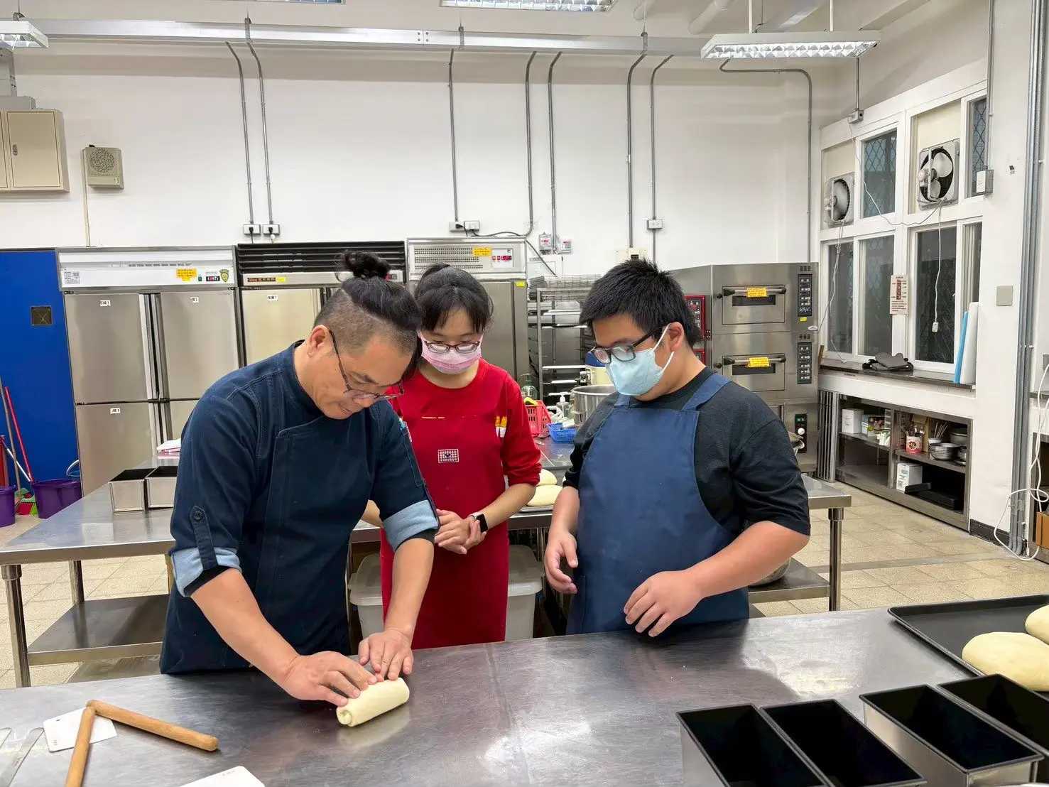 突破視覺界限!臺北啟明學校兩學生實訓3個月 勇奪烘焙丙級證照 突破視覺界限!臺北啟明學校兩學生實訓3個月 勇奪烘焙丙級證照