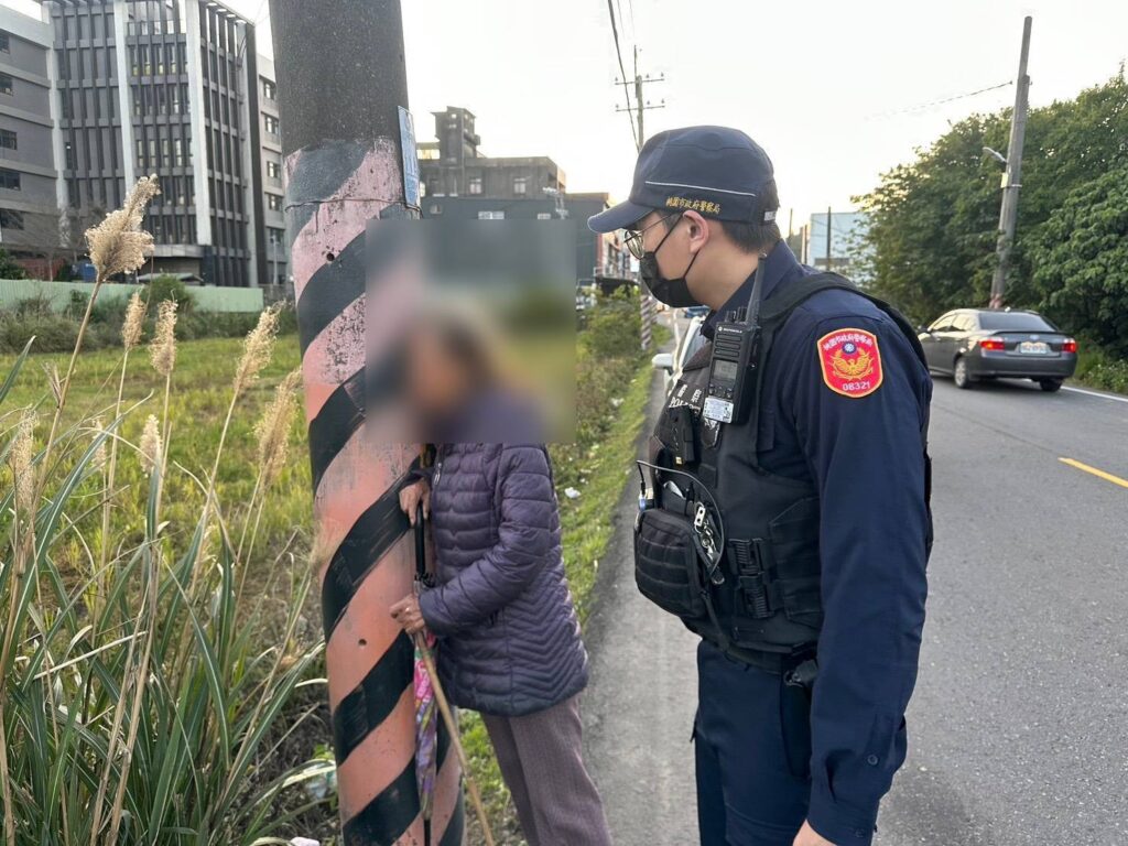 抱電桿發抖!78歲失智老婦拄拐杖徒步7公里迷途 平鎮員警即刻救援助返家 抱電桿發抖!78歲失智老婦拄拐杖徒步7公里迷途 平鎮員警即刻救援助返家