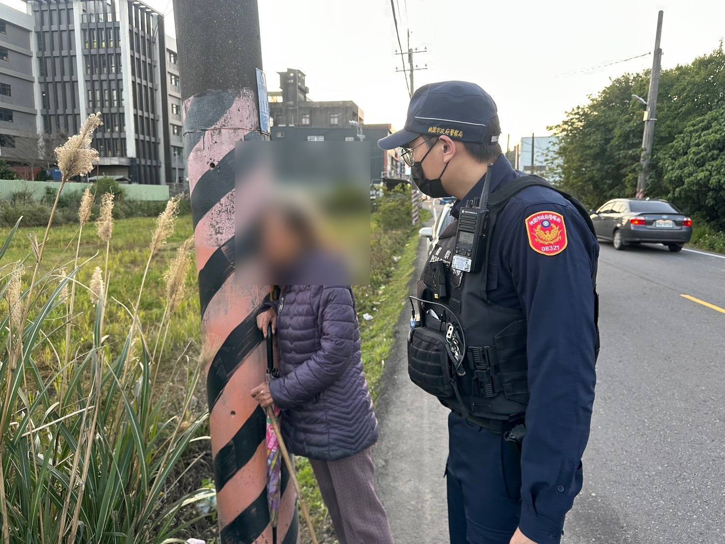 抱電桿發抖!78歲失智老婦拄拐杖徒步7公里迷途 平鎮員警即刻救援助返家 78歲吳姓老婦人(左)趁家人不注意獨自外出,步行至平鎮區南平路二段時,被龐大車流嚇到只能抱著電桿,所幸平鎮派出所員警發現,才幫助其成功返家。(記者翻攝)