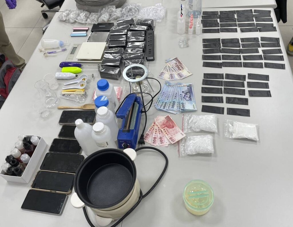 通緝犯藏身租屋處經營「毒品分裝場」 警攻堅起槍逮人 通緝犯藏身租屋處經營「毒品分裝場」 警攻堅起槍逮人