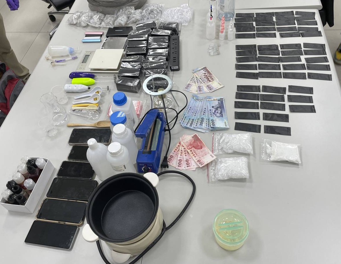 通緝犯藏身租屋處經營「毒品分裝場」 警攻堅起槍逮人 通緝犯藏身租屋處經營「毒品分裝場」 警攻堅起槍逮人