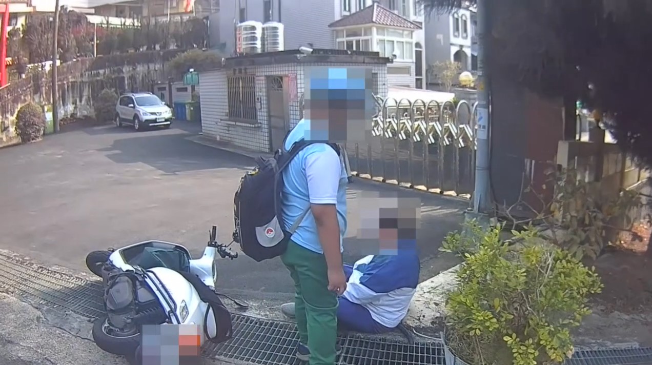 過彎目擊祖孫摔車 「暖警」即時協助守護平安 過彎目擊祖孫摔車 「暖警」即時協助守護平安