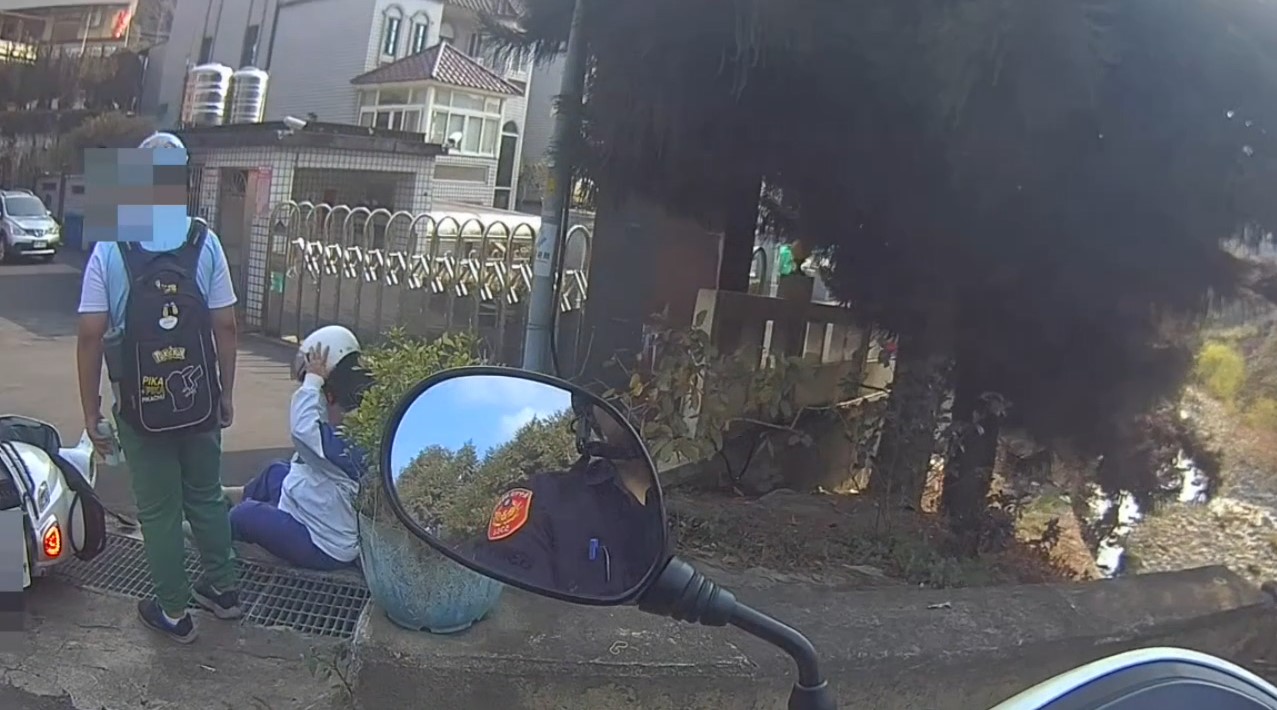 過彎目擊祖孫摔車 「暖警」即時協助守護平安 過彎目擊祖孫摔車 「暖警」即時協助守護平安