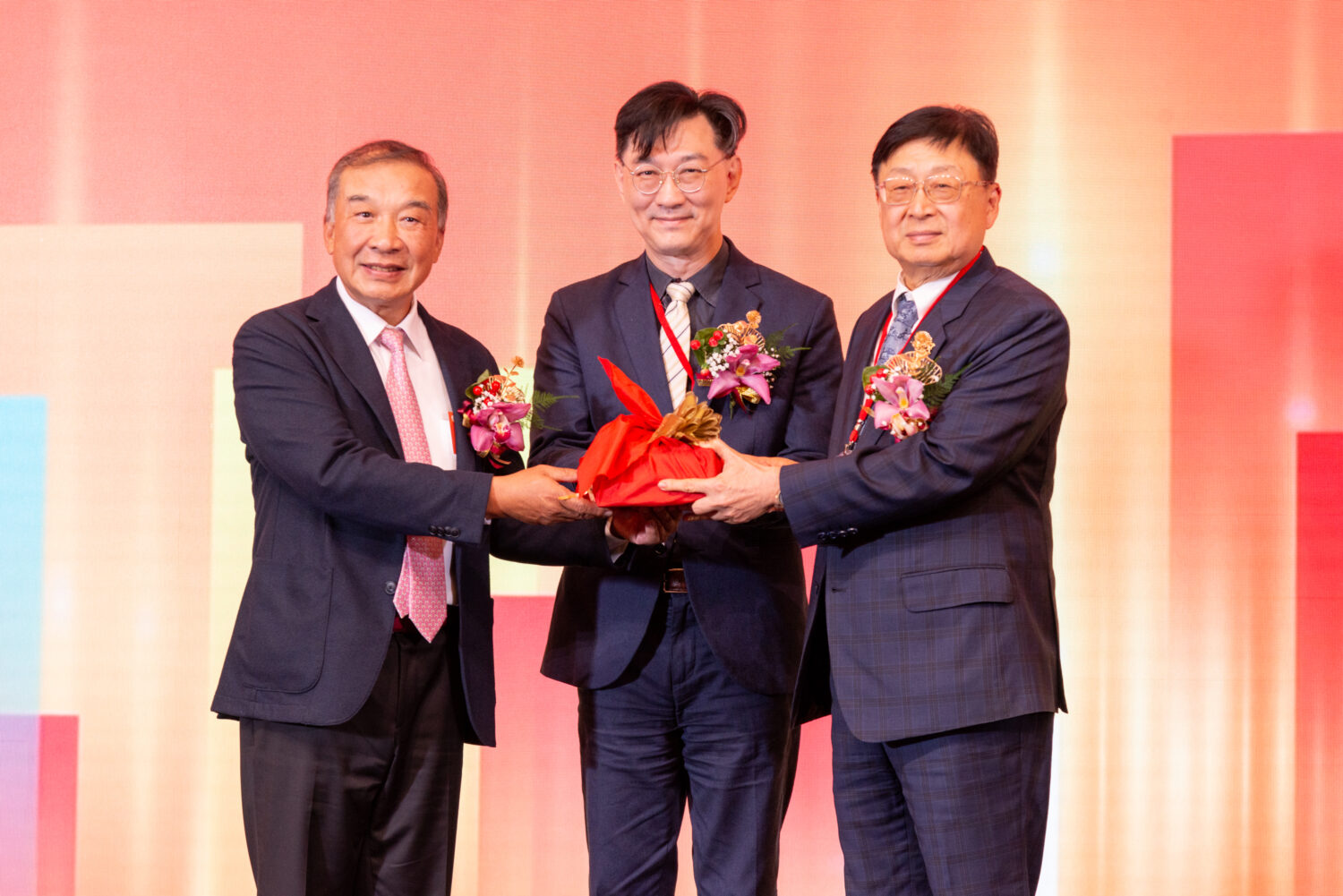 黃啟倫 接任中華民國不動產聯盟總會理事長 籲政府滾動檢討打房政策 中華民國不動產聯盟總會於台北漢來大飯店舉辦第三屆授證交接典禮,由臺灣省不動產開發公會聯合會名譽理事長、中洲建設董事長黃啟倫正式接任理事長。(圖/中華民國不動產聯盟總會 提供 )