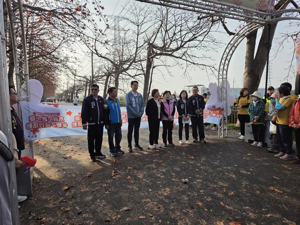 春日花海登場 北斗警守護木棉花季 親子健行順利 春日花海登場 北斗警守護木棉花季 親子健行順利