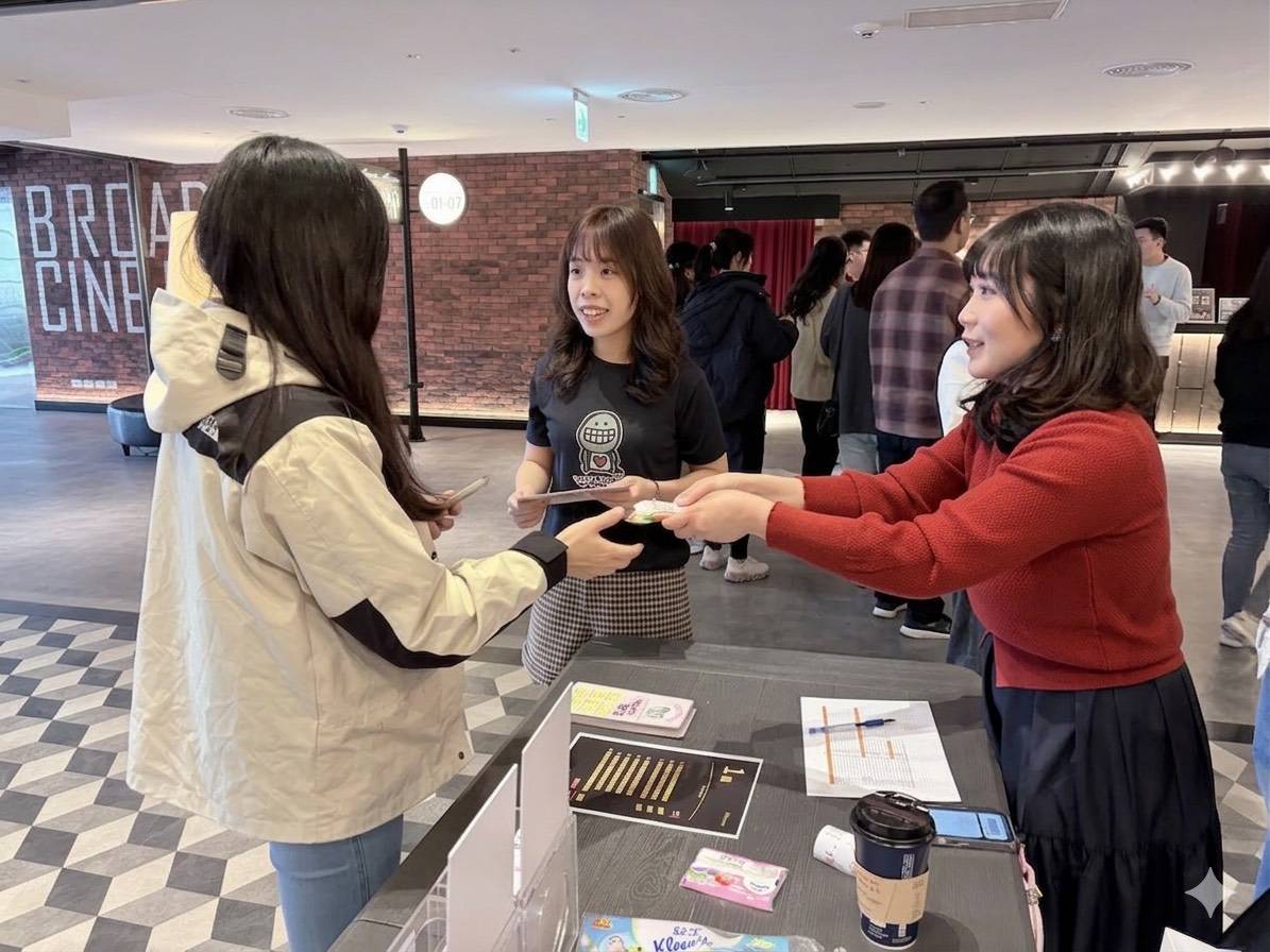 撕下標籤、種下希望!新竹康橋家長攜手「ePG竹科親子共遊社」溫馨包場募款守護受刑人子女 阮社工與前來參加愛心包場活動的朋友們介紹紅心字會心納家庭的服務項目。(圖/紅心字會 提供)