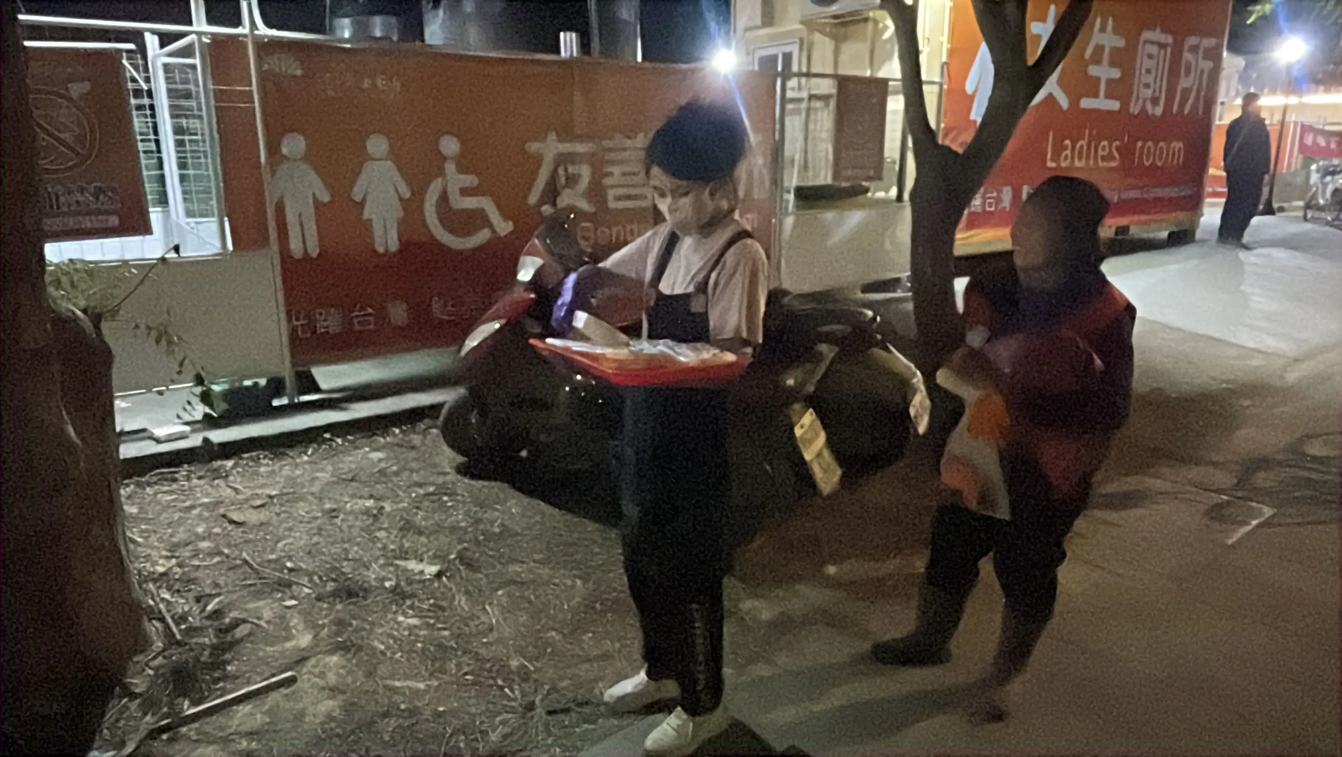 燈會攤販深夜送暖 為燈會清潔員遞上美味消夜 燈會攤販深夜送暖 為燈會清潔員遞上美味消夜