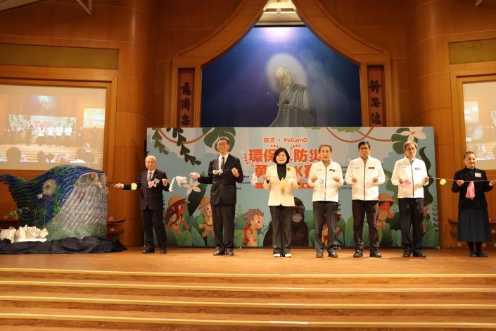 第五屆慈濟×PaGamO雲林縣盃環保防災勇士PK賽登場 逾三百名師生線上競技展現永續行動力 張縣長等以解救受困於垃圾的鯨魚意象,共同為活動揭開序幕。