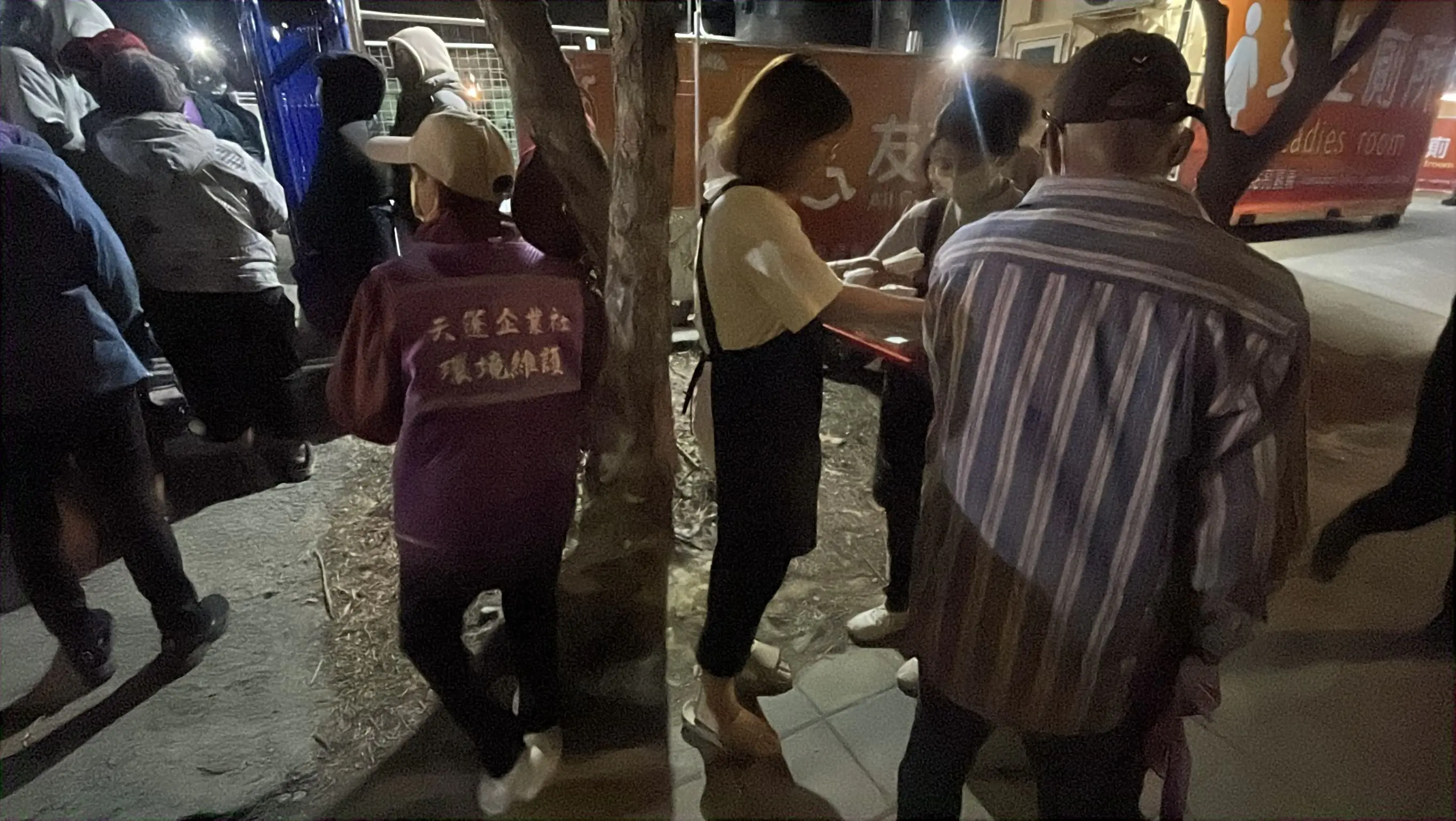 燈會攤販深夜送暖 為燈會清潔員遞上美味消夜 燈會攤販深夜送暖 為燈會清潔員遞上美味消夜