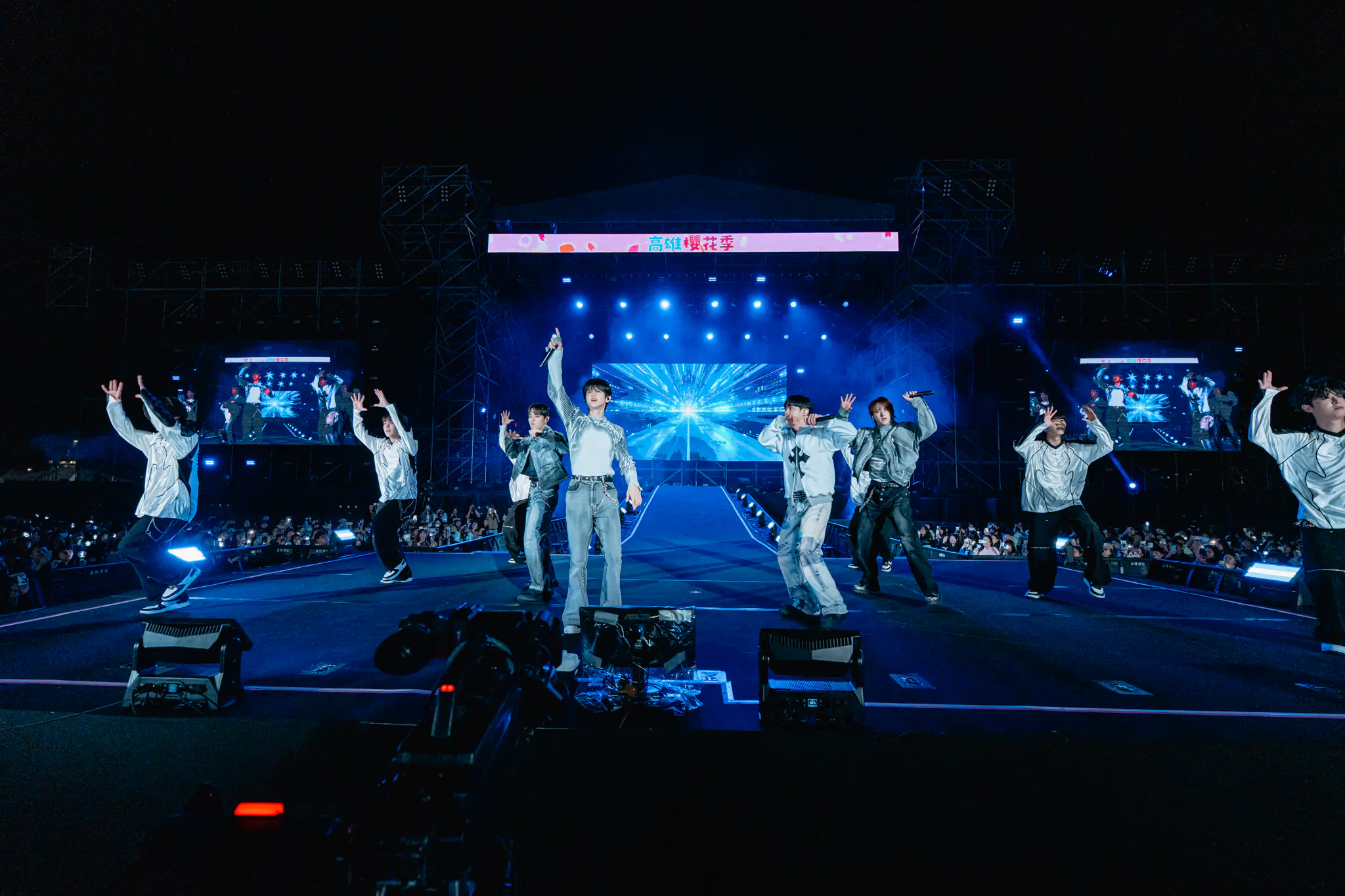 高雄櫻花季音樂節次日刷新人潮紀錄 丁噹 HIGHLIGHT 李泳知輪番上陣嗨翻高雄夜 高雄櫻花季音樂節次日刷新人潮紀錄 丁噹 HIGHLIGHT 李泳知輪番上陣嗨翻高雄夜