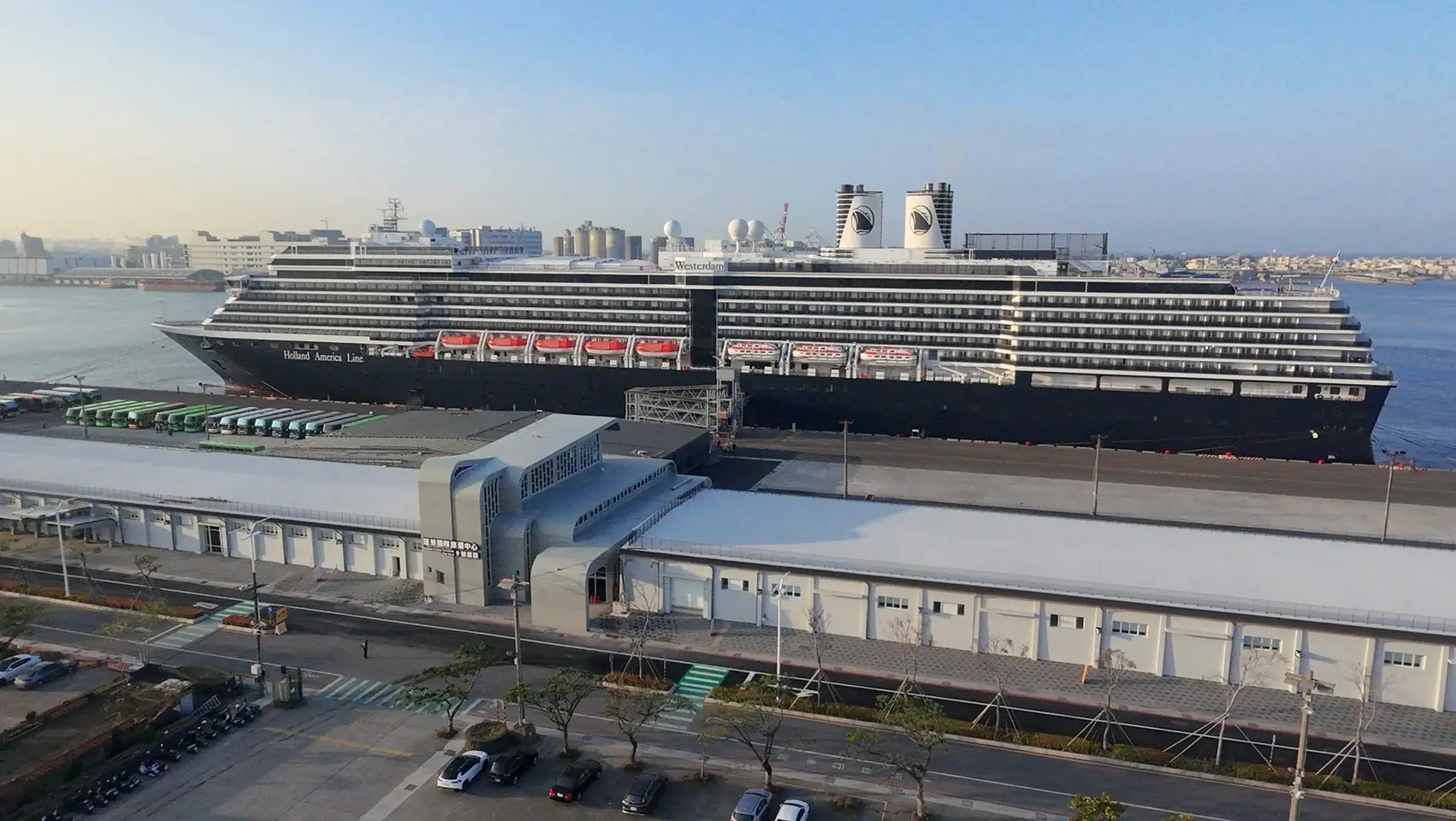 高雄港整合優化棧9-2庫及棧8-2庫 重塑蓬萊國際旅運中心新風貌 高雄港整合優化棧9-2庫及棧8-2庫 重塑蓬萊國際旅運中心新風貌