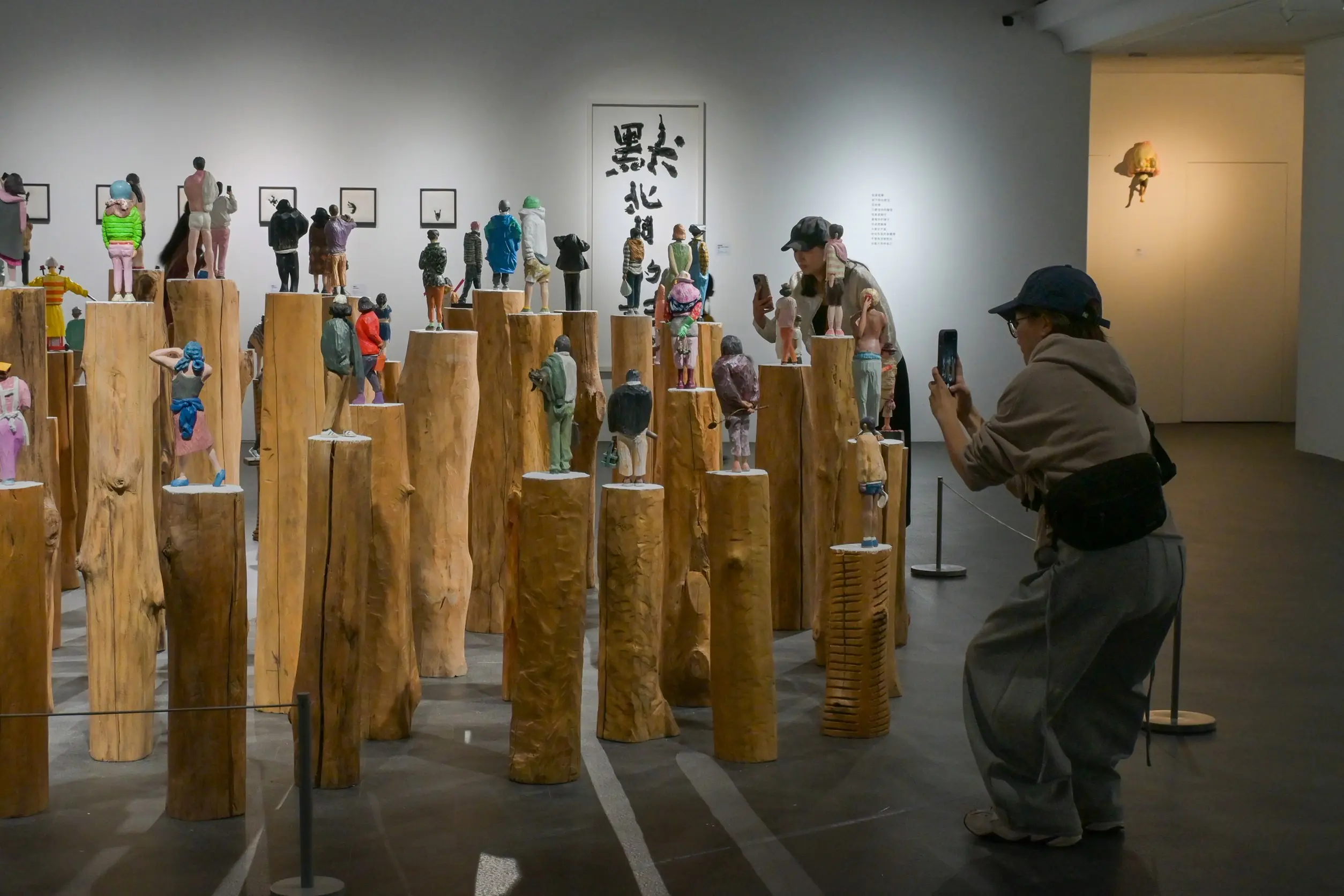 以背影刻劃城市生活群像 高美館KSpace陳廷晉個展 《港都NPC》開展 以背影刻劃城市生活群像 高美館KSpace陳廷晉個展 《港都NPC》開展