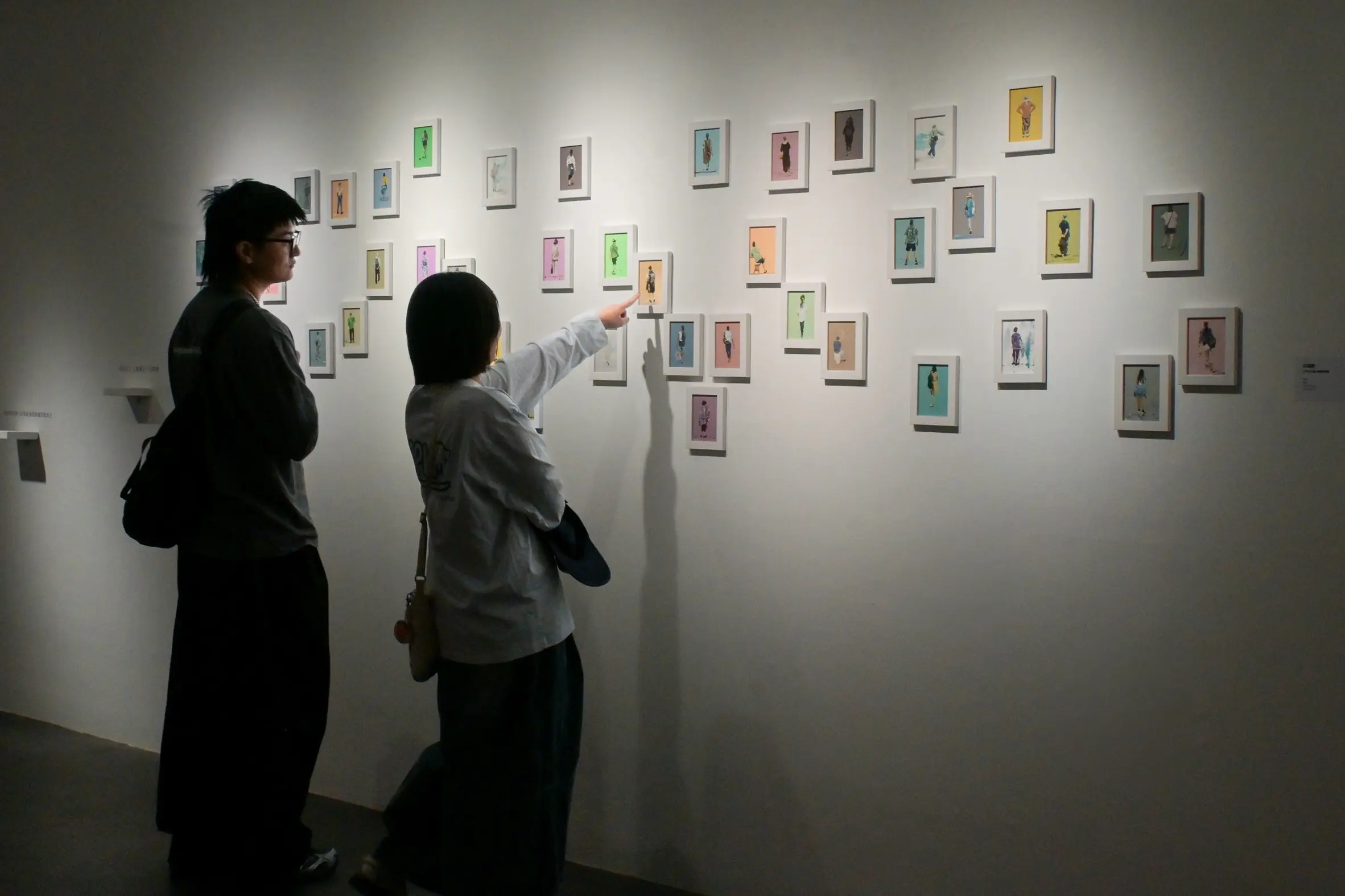 以背影刻劃城市生活群像 高美館KSpace陳廷晉個展 《港都NPC》開展 以背影刻劃城市生活群像 高美館KSpace陳廷晉個展 《港都NPC》開展