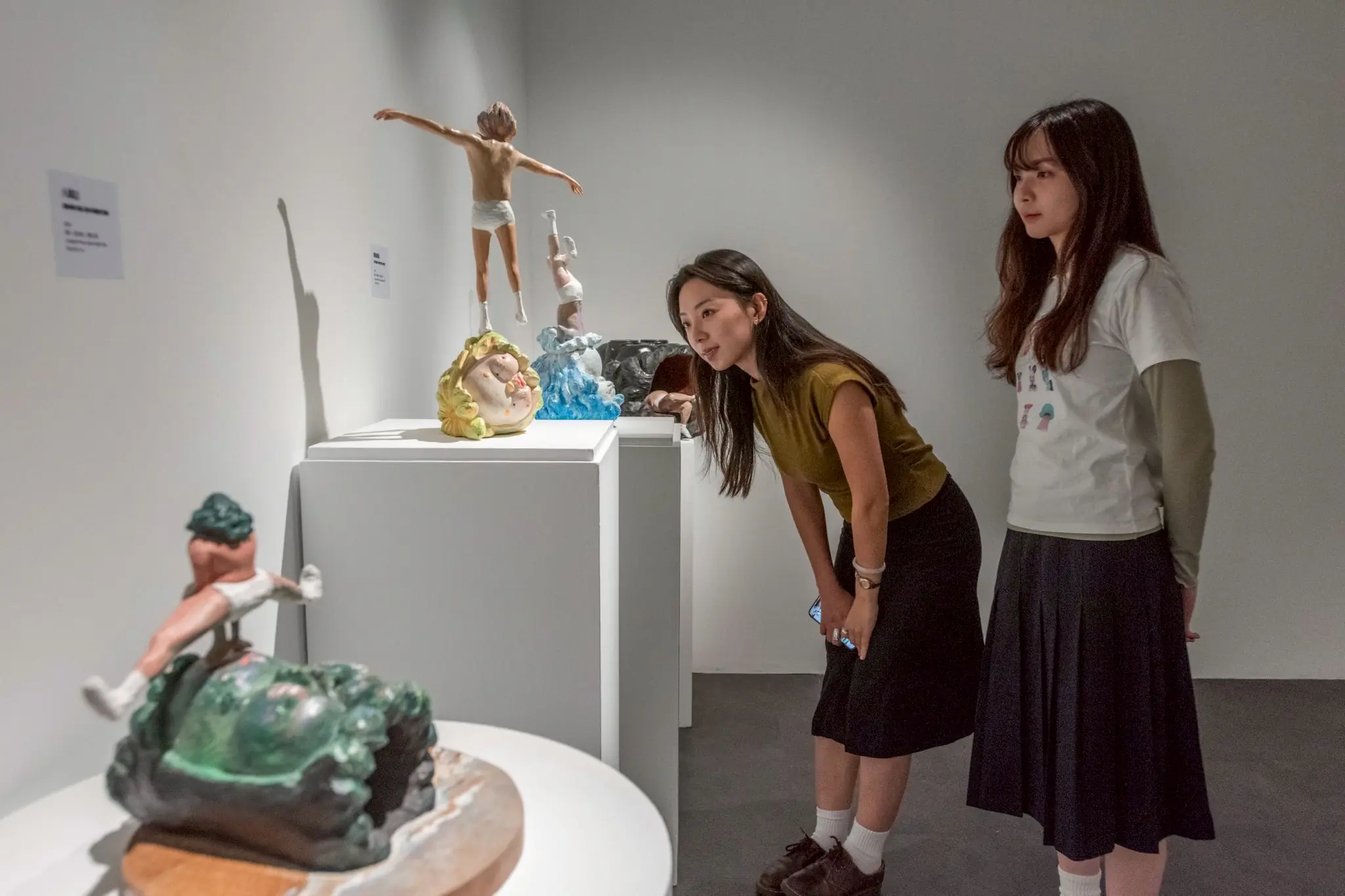 以背影刻劃城市生活群像 高美館KSpace陳廷晉個展 《港都NPC》開展 以背影刻劃城市生活群像 高美館KSpace陳廷晉個展 《港都NPC》開展