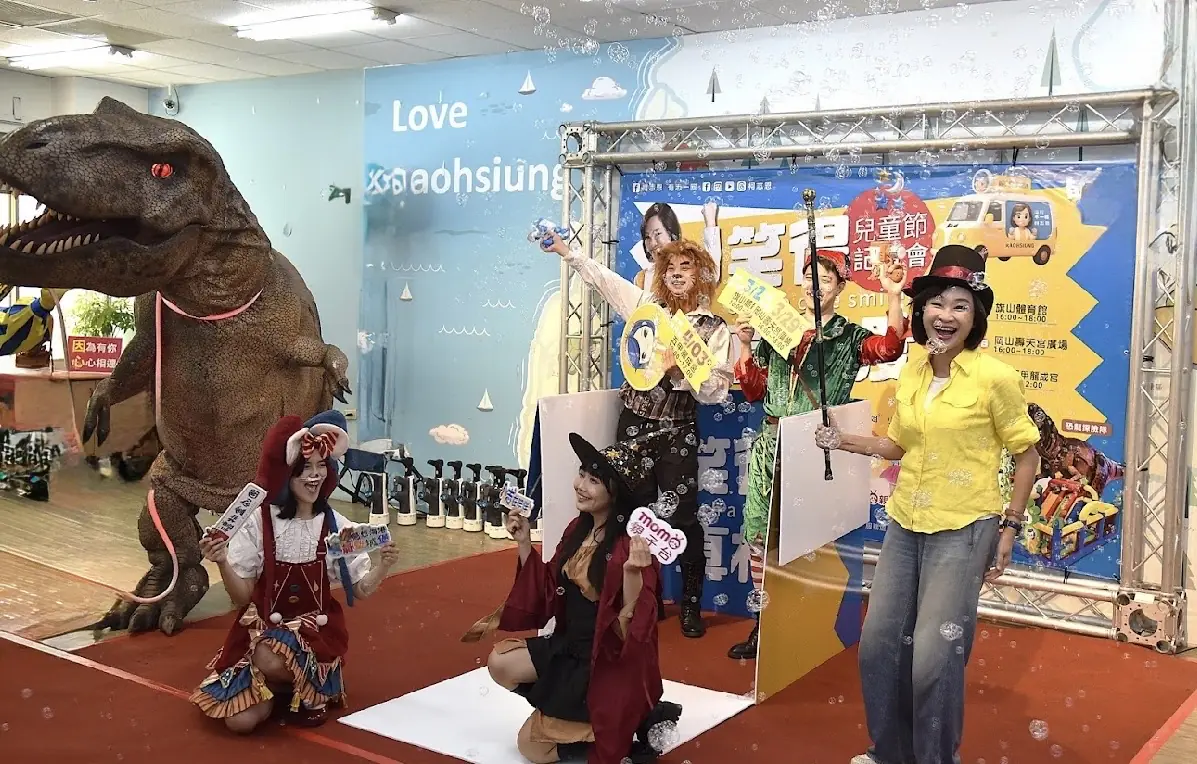 柯志恩舉辦兒童節活動 「笑得真柯愛」三山巡迴開跑 氣墊城堡.MOMO家族陪親子過節 柯志恩舉辦兒童節活動 「笑得真柯愛」三山巡迴開跑 氣墊城堡.MOMO家族陪親子過節