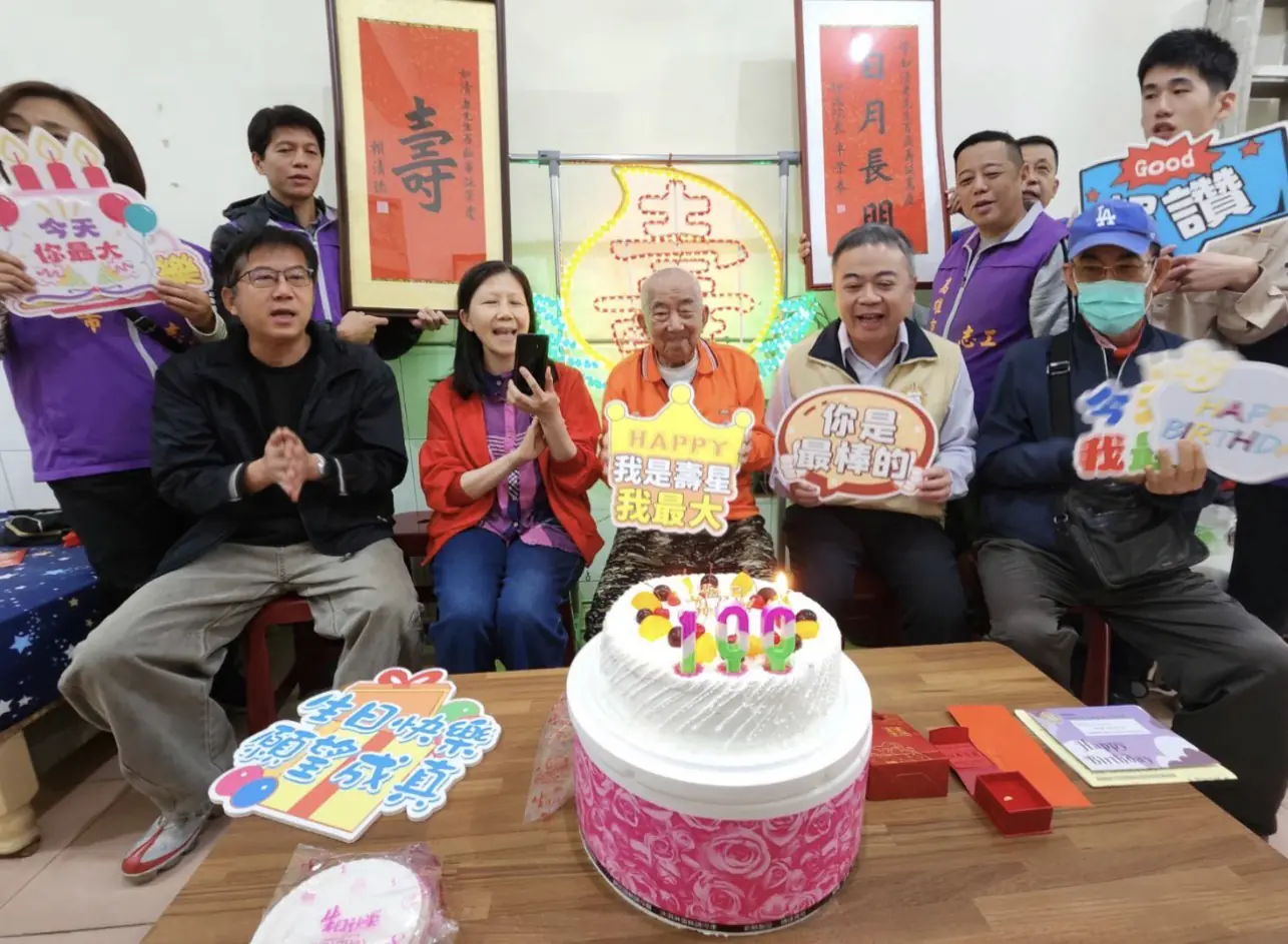 高雄市榮服處 為百歲榮民管爺爺慶生 高雄市榮服處 為百歲榮民管爺爺慶生