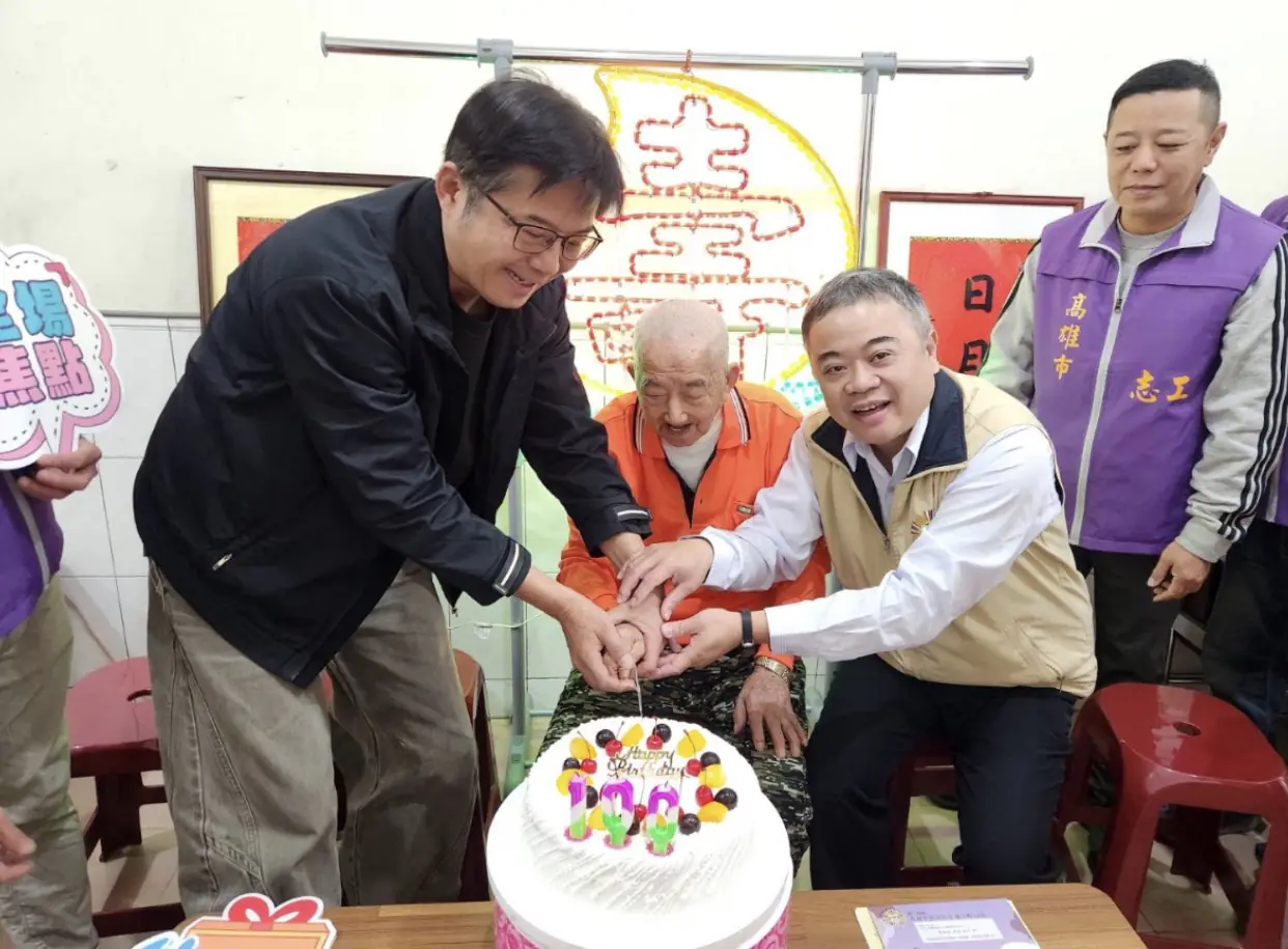 高雄市榮服處 為百歲榮民管爺爺慶生 高雄市榮服處 為百歲榮民管爺爺慶生