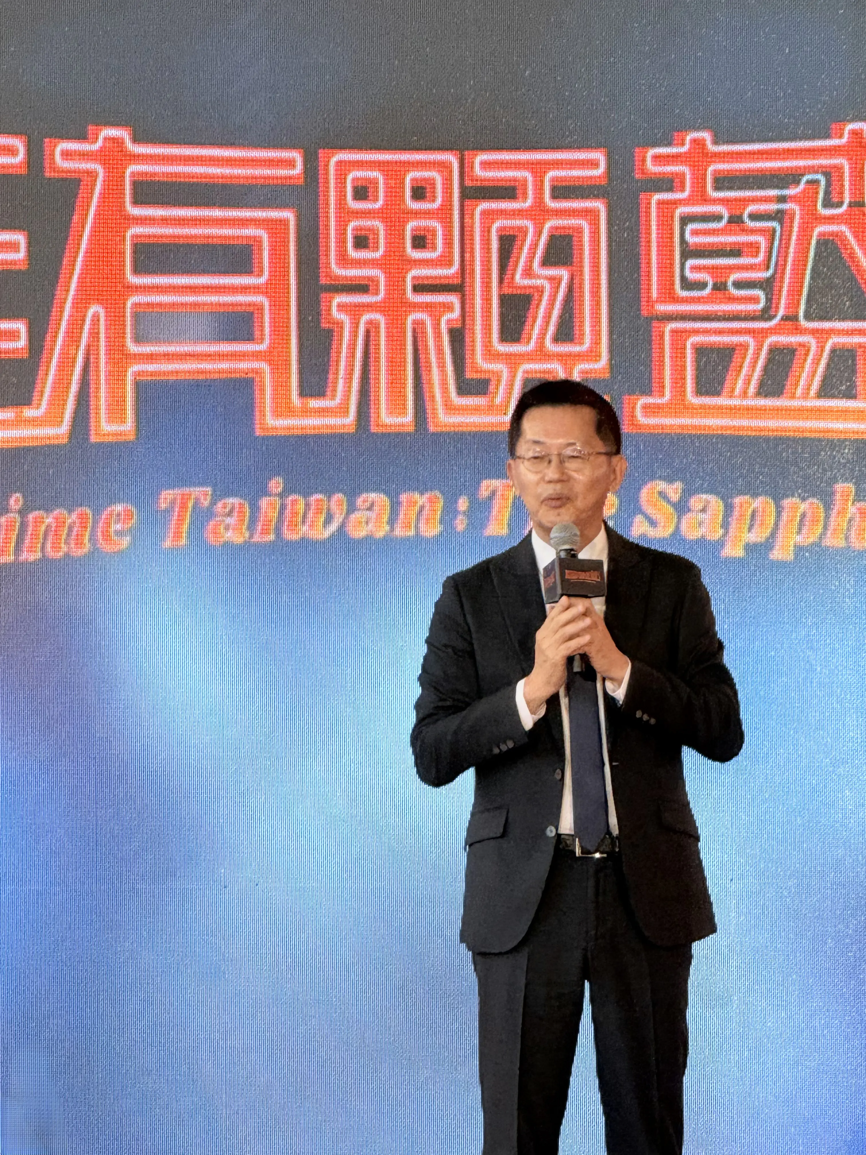 擠爆高雄總圖 《高雄有顆藍寶石》電影首映會 重現秀場盛況王彩樺登台掀回憶 4/10全台上映 擠爆高雄總圖 《高雄有顆藍寶石》電影首映會 重現秀場盛況王彩樺登台掀回憶 4/10全台上映