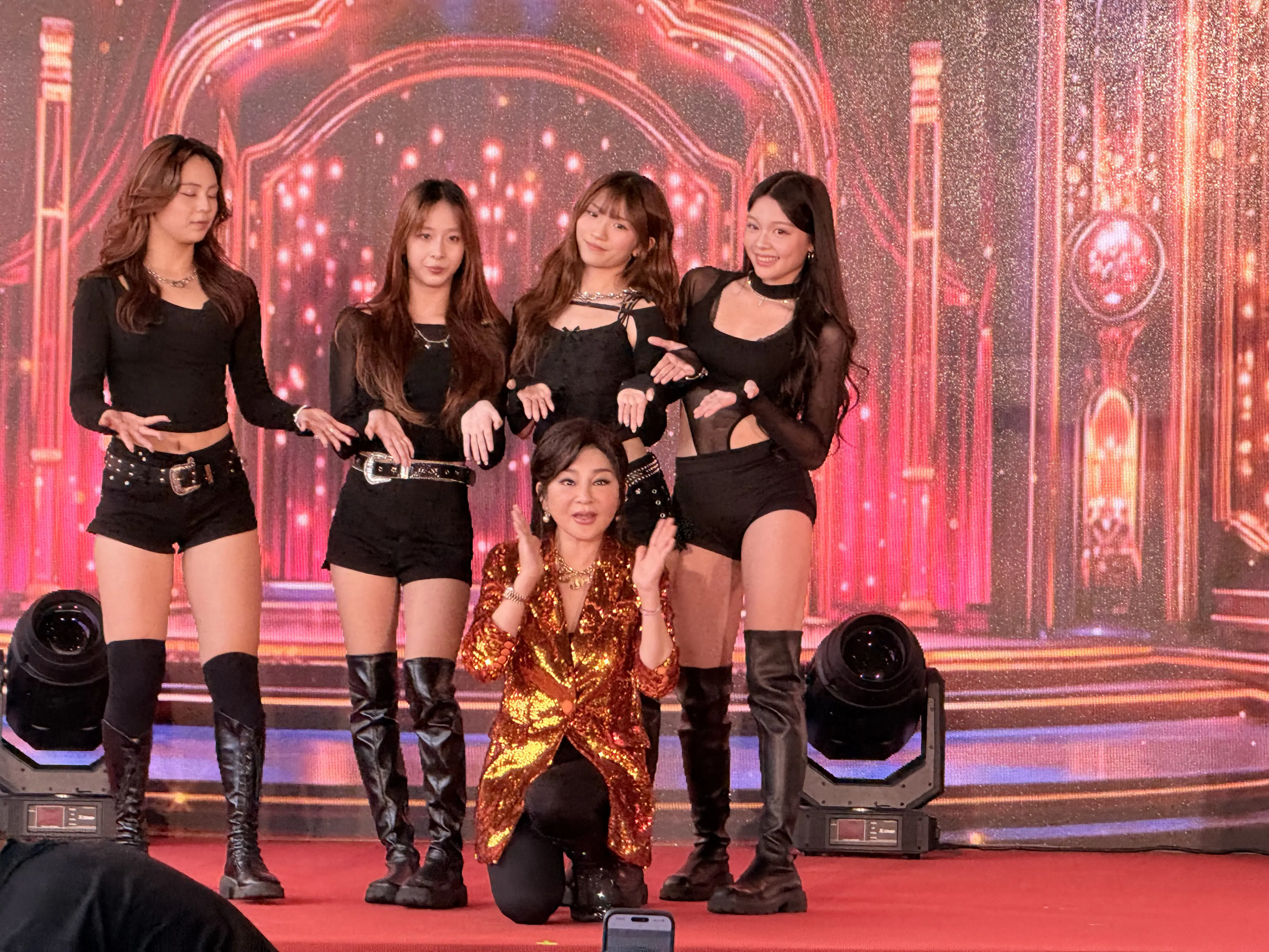 擠爆高雄總圖 《高雄有顆藍寶石》電影首映會 重現秀場盛況王彩樺登台掀回憶 4/10全台上映 擠爆高雄總圖 《高雄有顆藍寶石》電影首映會 重現秀場盛況王彩樺登台掀回憶 4/10全台上映