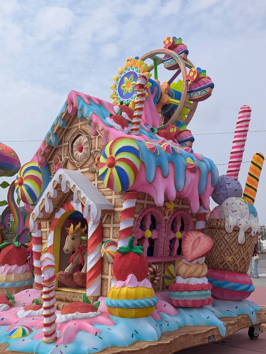 鐵窗裡的光,連霸17年!新竹監獄花燈再奪燈王 以精湛手藝點亮更生之路 鐵窗裡的光,連霸17年!新竹監獄花燈再奪燈王 以精湛手藝點亮更生之路